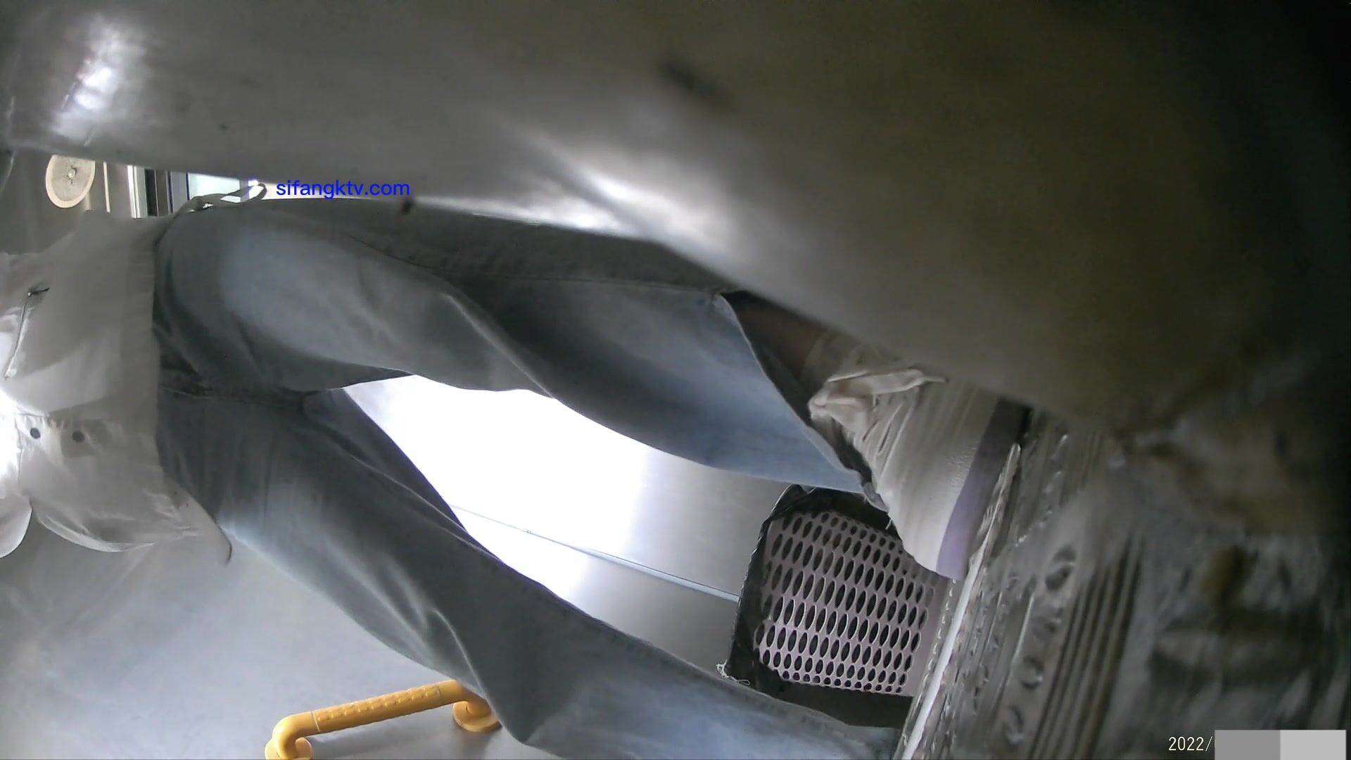 -商场女厕全景偷拍多位美女嘘嘘 各种美鲍鱼完美呈现-0061-牛仔裤一直拉着门