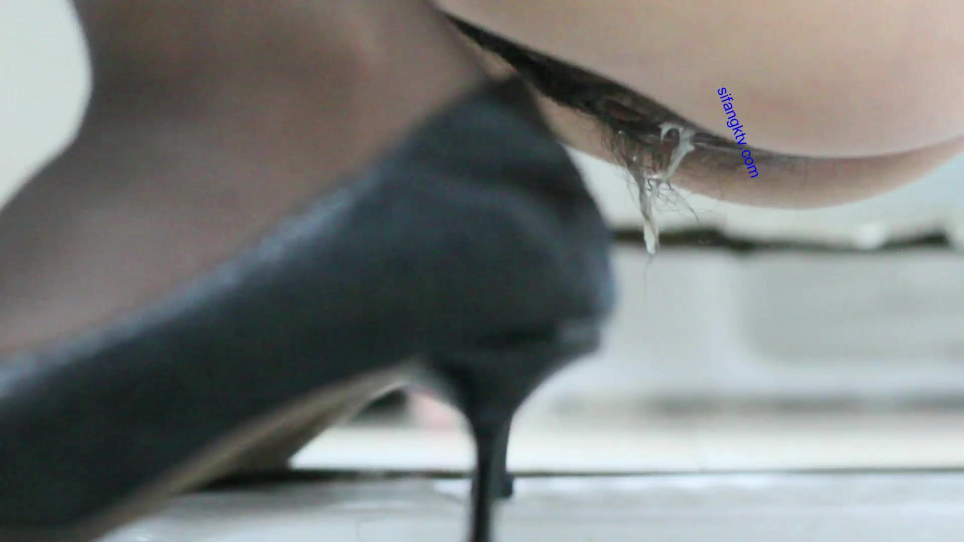 商场女厕全景偷拍珠宝专柜 多位黑丝美女店员的极品肥鲍鱼