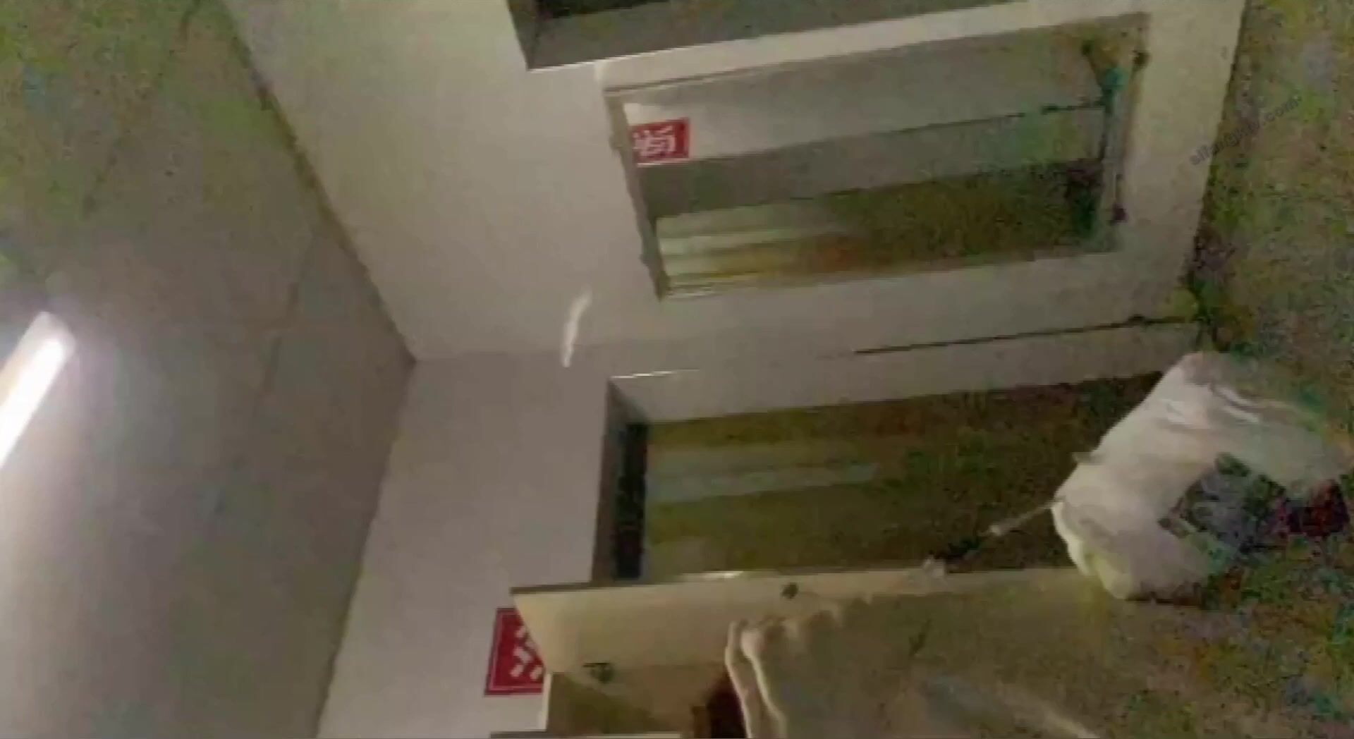 贵在真实极限偸拍！渣女大学生校内浴池现场曝光内部壮观春色，周末洗澡的多，走来走去一屋子脱换衣服的学生妹