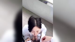 极品反差婊 与极品美人在楼道野战，比耶吃鸡，实在是太清纯太骚了，口爆吞精，刺激非凡