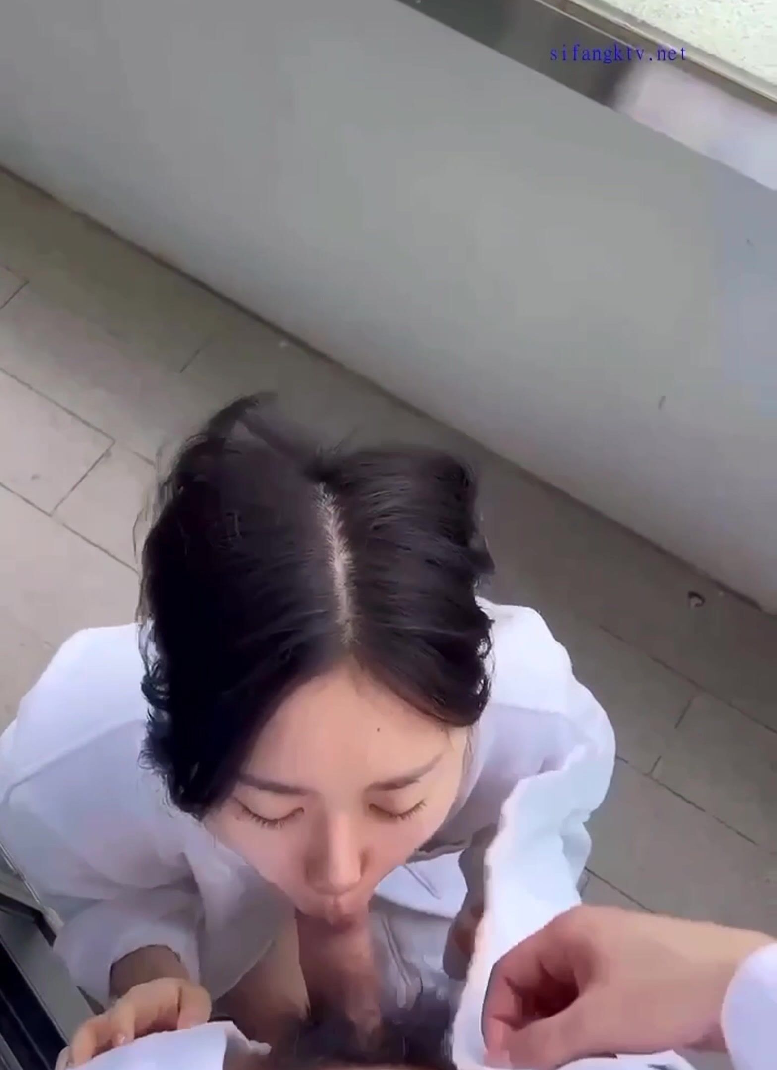 极品反差婊 与极品美人在楼道野战，比耶吃鸡，实在是太清纯太骚了，口爆吞精，刺激非凡