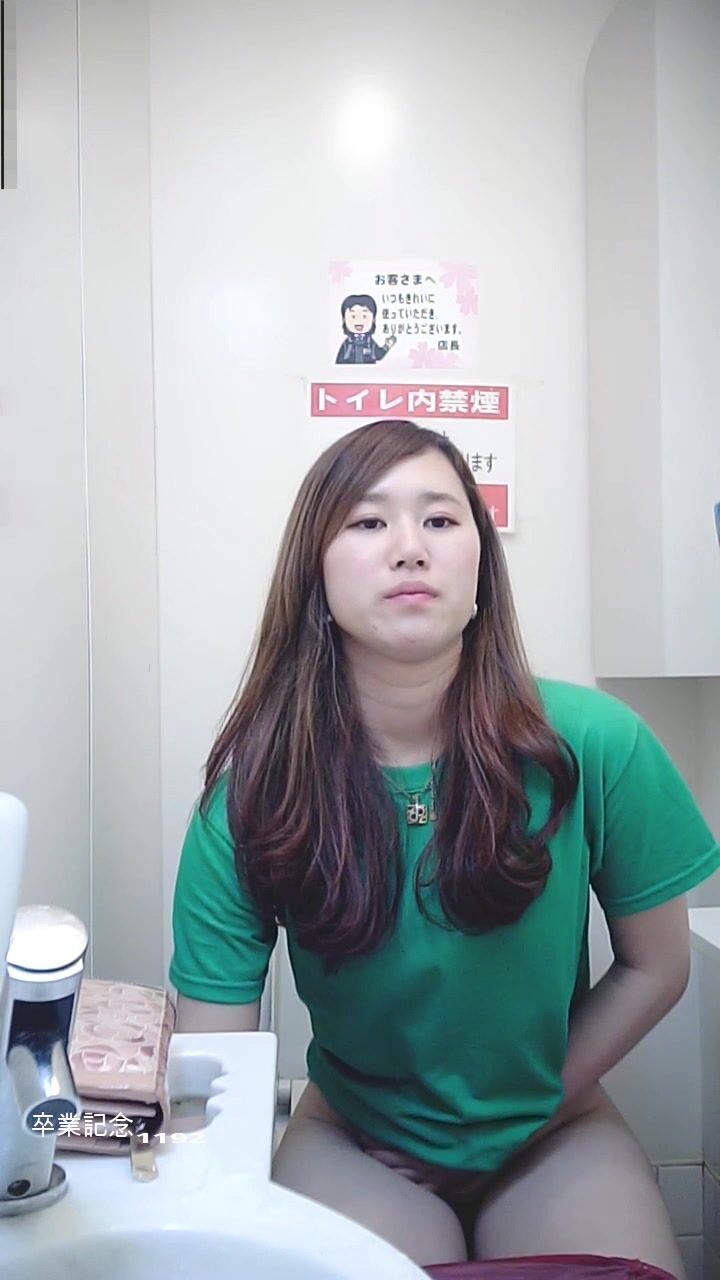 西餐厅高级女坐厕，正面高清偸拍数位精致气质美女方便