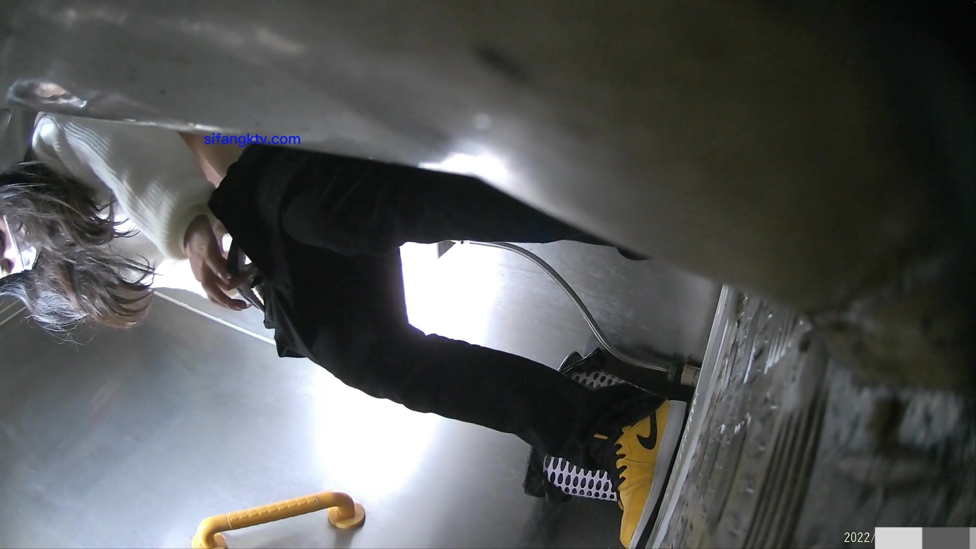 大专女厕全景偷拍 5位漂亮学妹的极品小嫩鲍2-白色针织衫白口