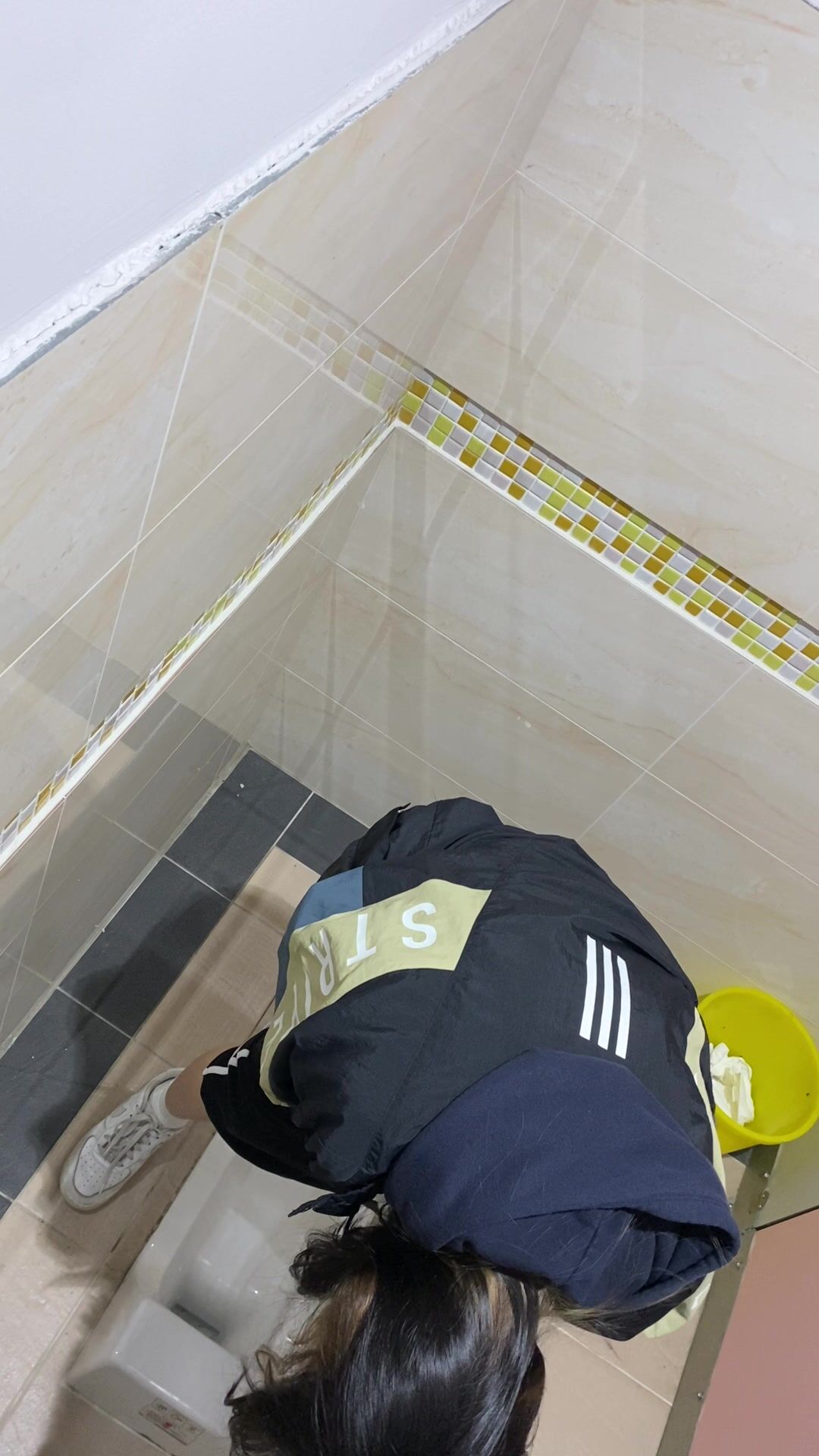 大叔潜入学校女厕偷拍多位粉嫩的学妹各种姿势嘘嘘 全是大粉鲍