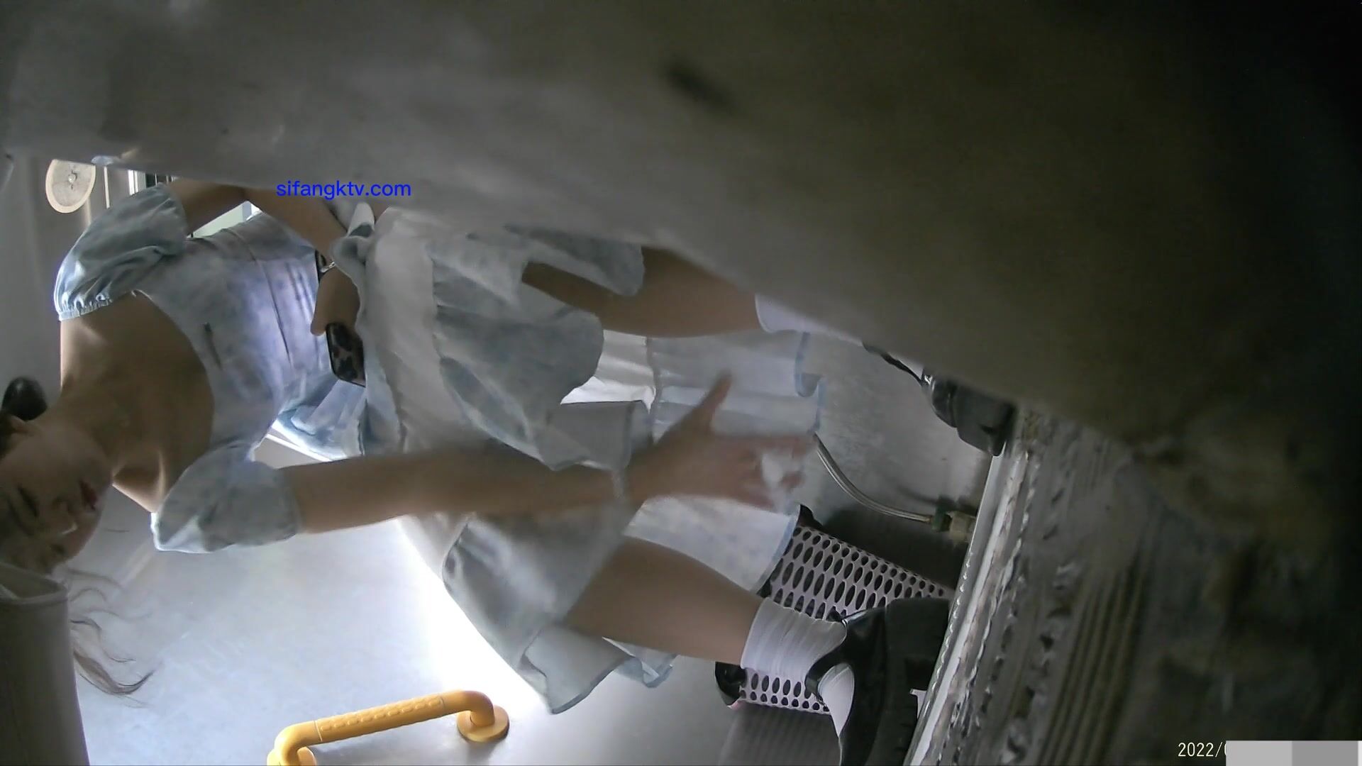 大学女厕全景偷拍漂亮学妹嘘嘘 还有一位特漂亮的校园女神蓝色碎花短裙