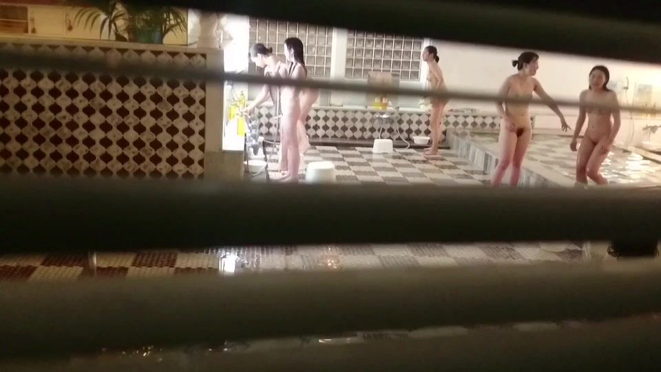 偷拍多位年轻票亮的小姐姐 光溜溜的洗澡泡汤