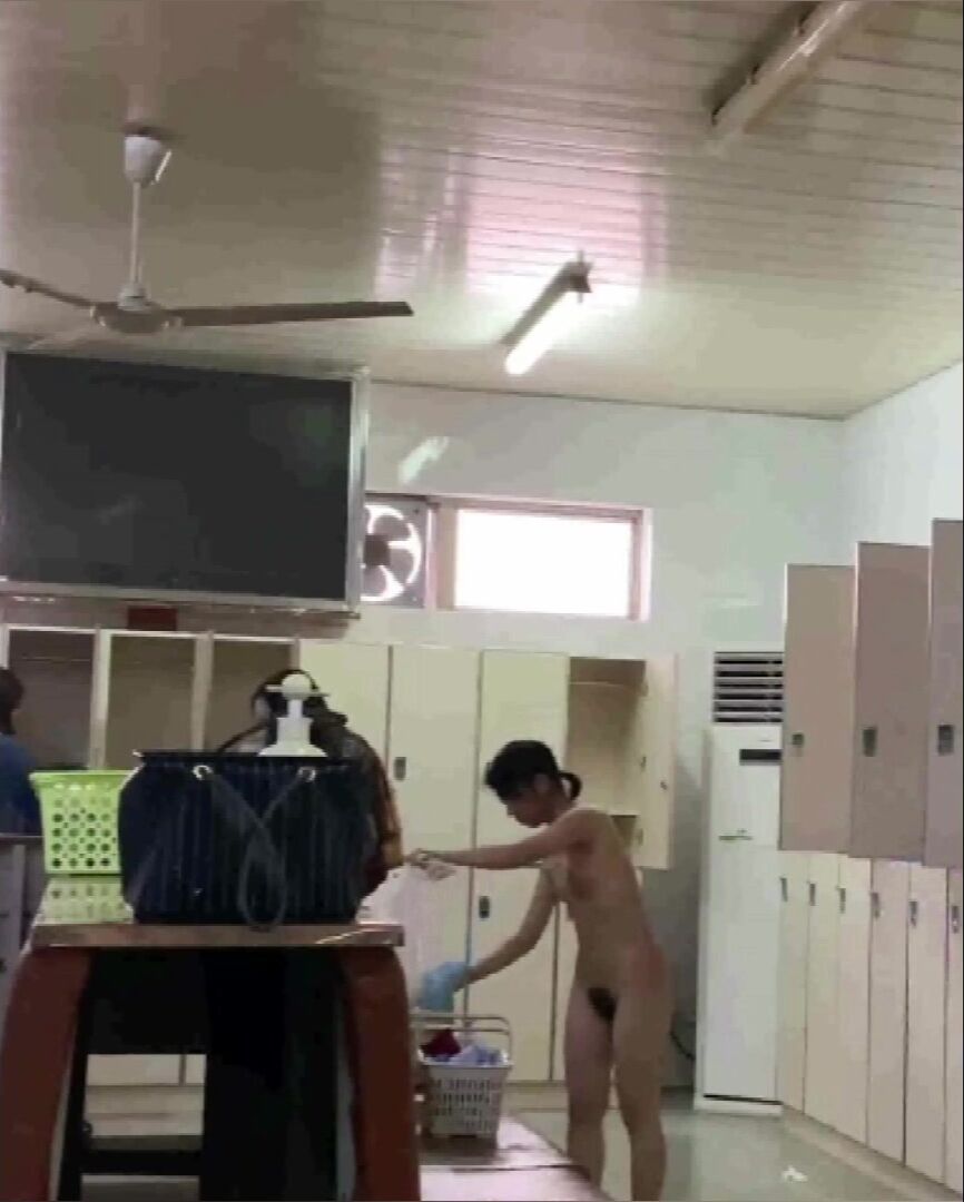 贵在真实极限偸拍！渣女大学生校内浴池现场曝光内部壮观春色，走来走去一屋子脱换衣服的学生妹