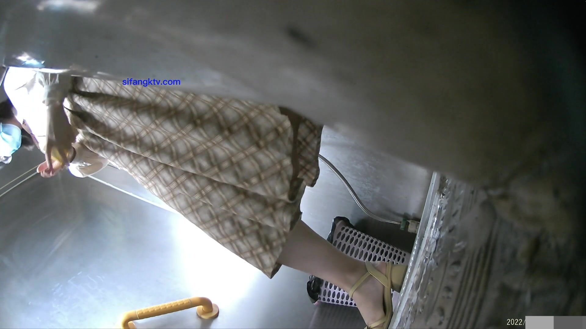 大学女厕全景偷拍7位漂亮学妹嘘嘘 还有一位特漂亮的校园女神-0068-格子裙粉内裤