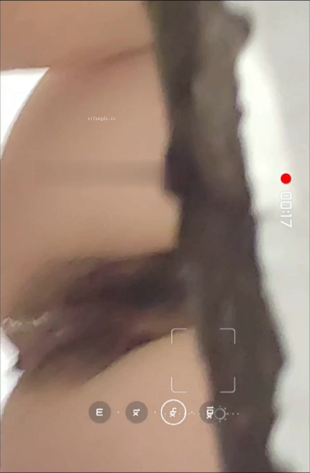 十月最新流出 厕拍大神潜入网红基地 女厕近距离聚焦偷拍几个美女尿尿