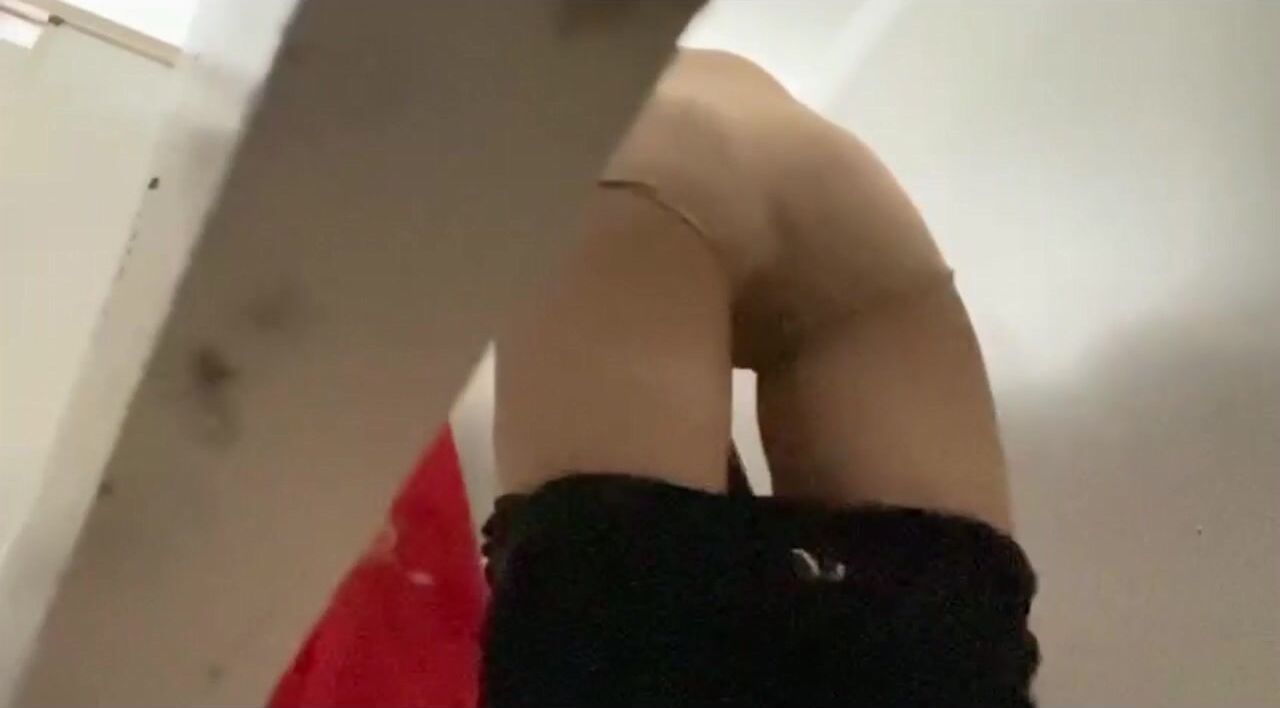 10月新流出 手持厕拍熊学生潜入高校女厕偷拍 学妹尿尿表演结束后的舞蹈美女脱光光尿尿.