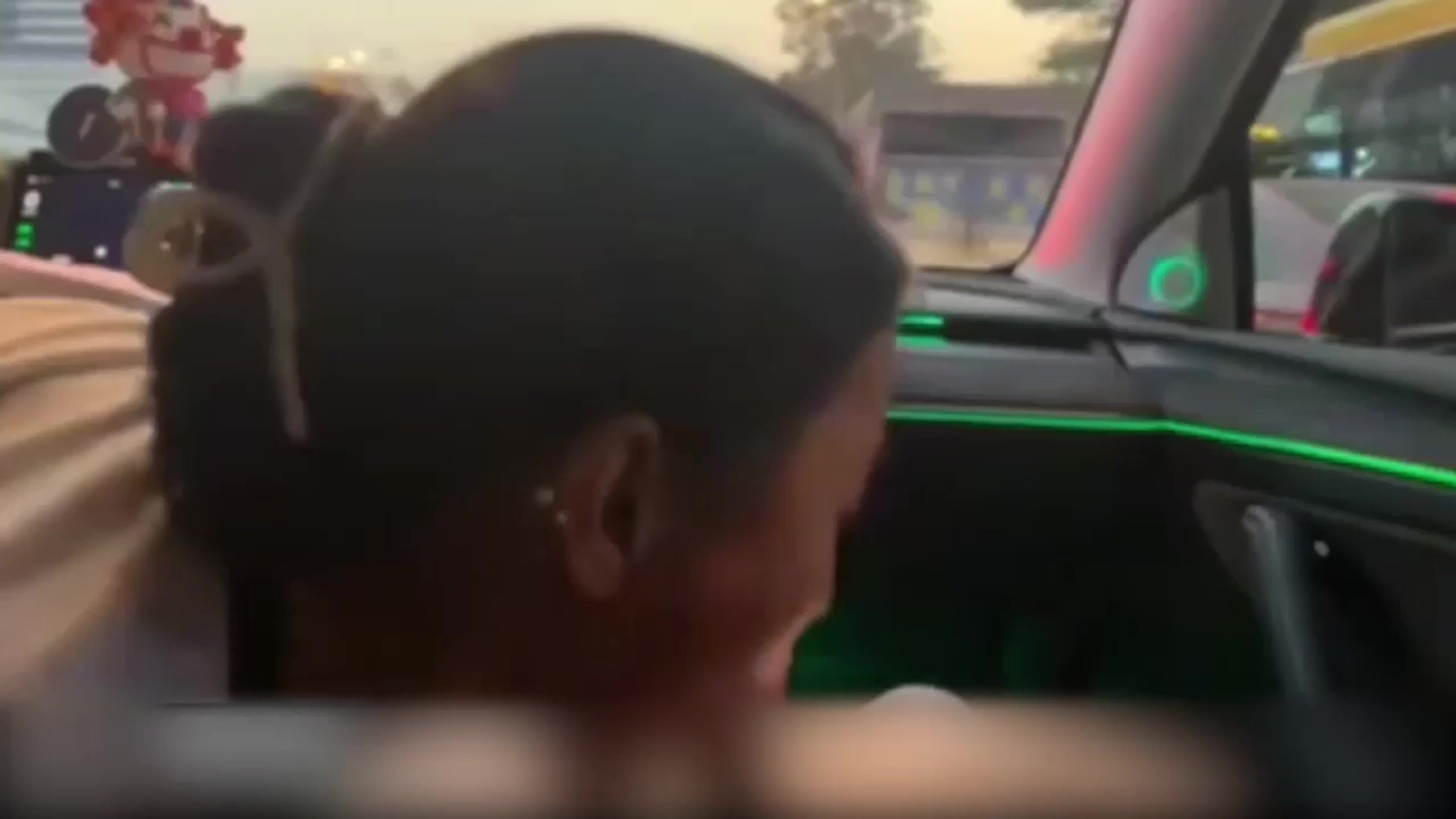 【某某门事件】第273弹 江苏徐州广播电台美女主播 安素琴 淫骚母狗与男友玩在高速上边开车边口交