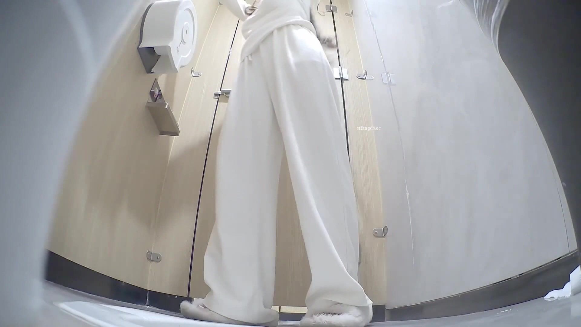 酒吧女厕全景偷拍皮肤白皙美女嘘嘘　倒骑驴肥美馒头穴正对镜