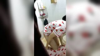 邪恶的房东浴室安装摄像头 偷拍刚下班的小姐姐洗澡洗鲍鱼