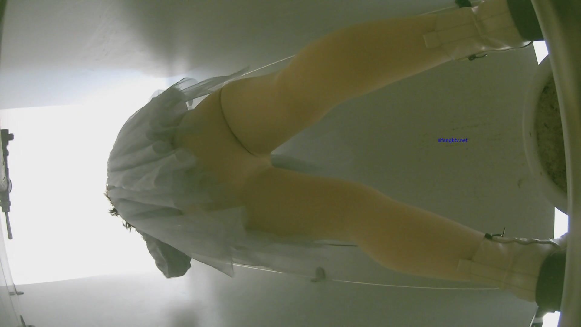 大学女厕全景偷拍多位漂亮的小姐姐嘘嘘 各种各样的美鲍鱼