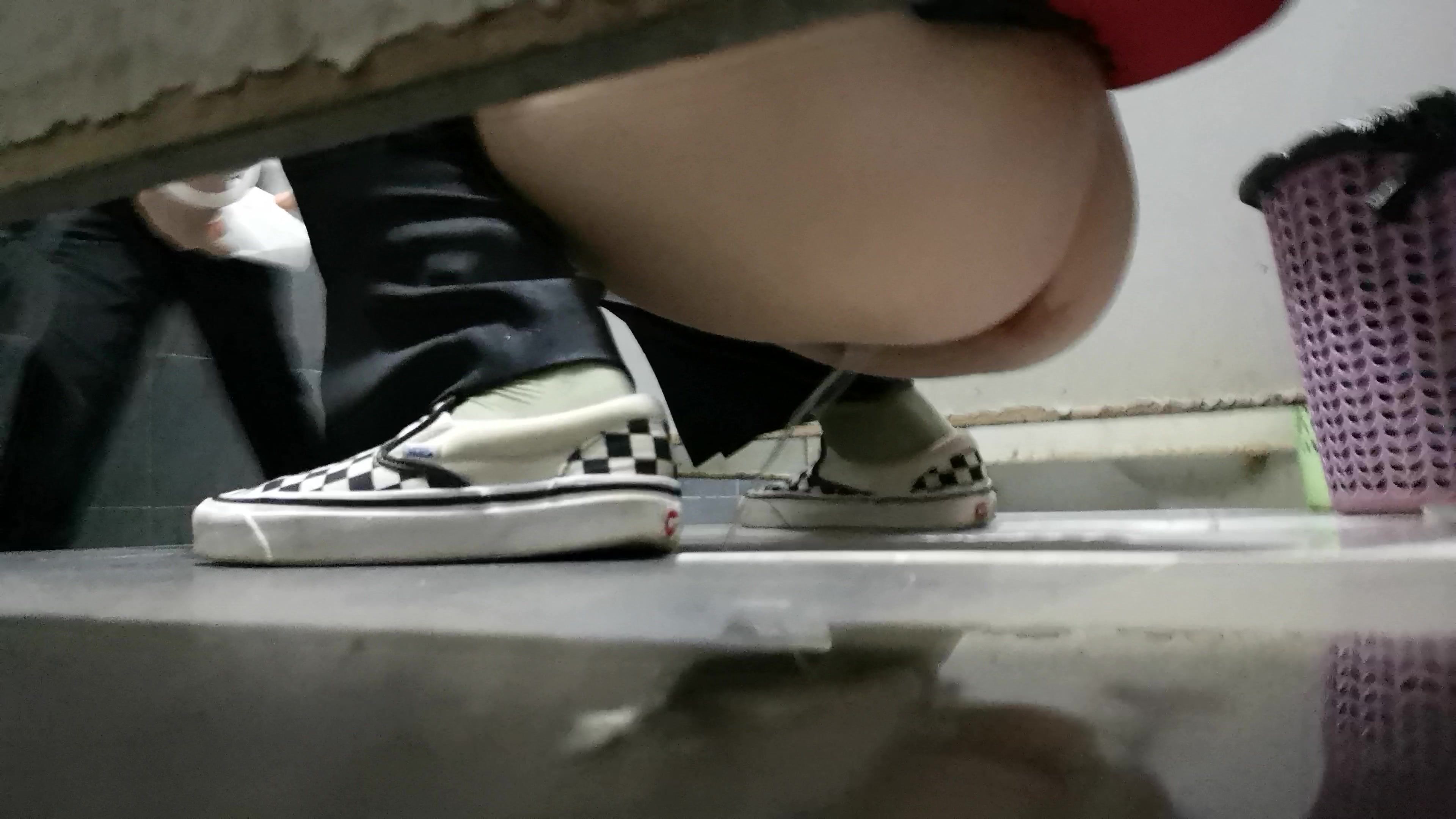 圆圆的屁股小少女