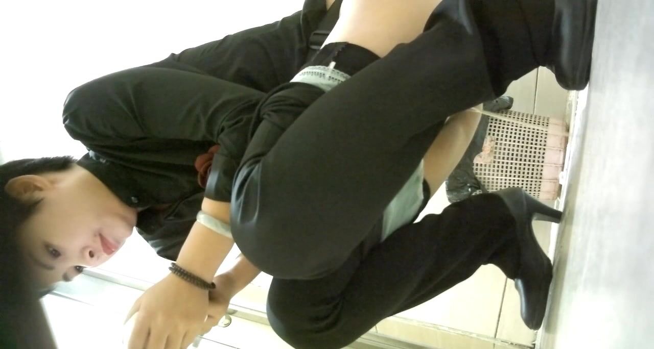 商场女厕全景偷拍高跟制服少妇肥美的大鲍鱼