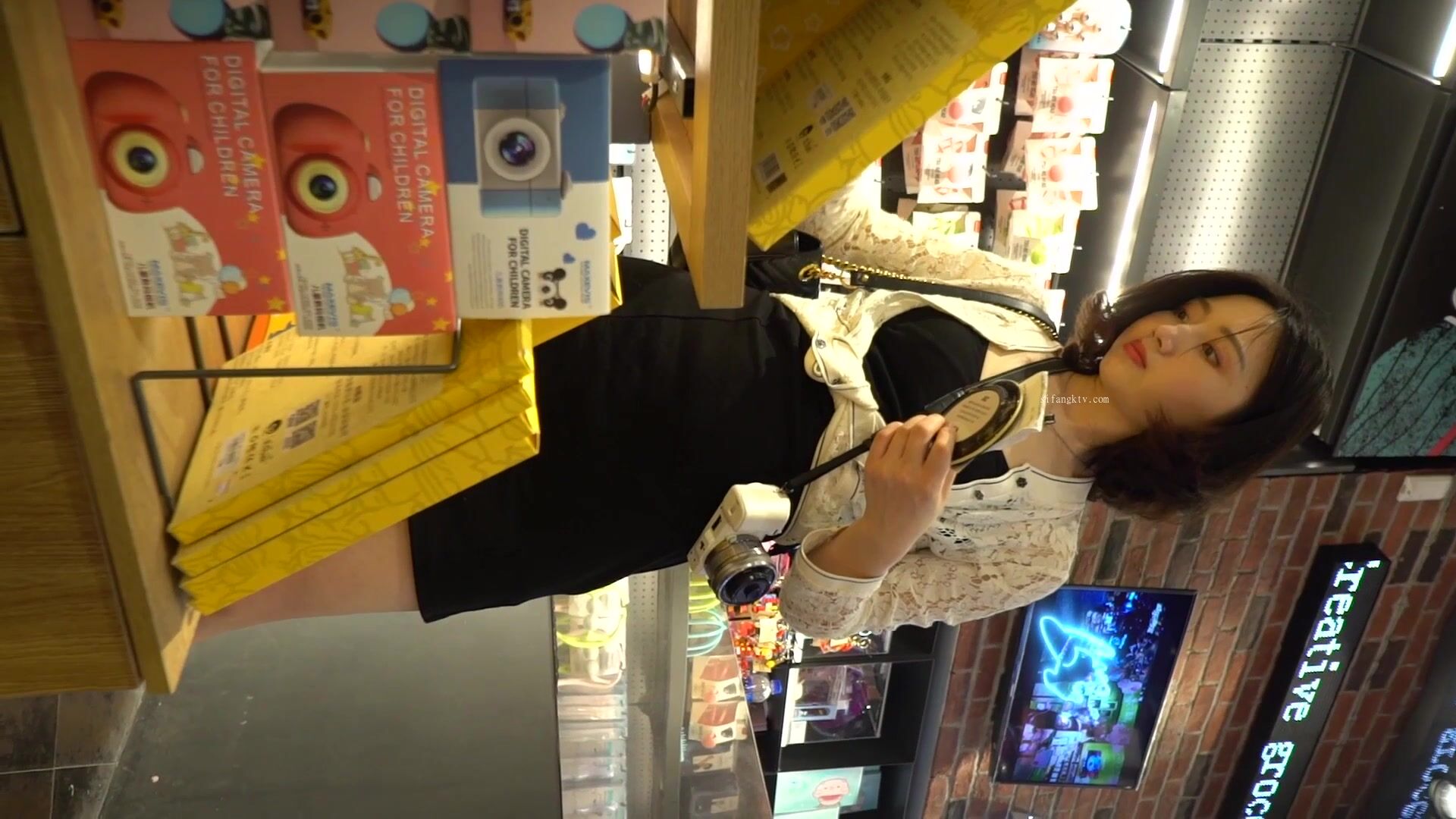 万达广场大神极限抄底，极品气质美少妇性感内内勒得好紧，年轻漂亮JK裙小姐姐内裤湿了