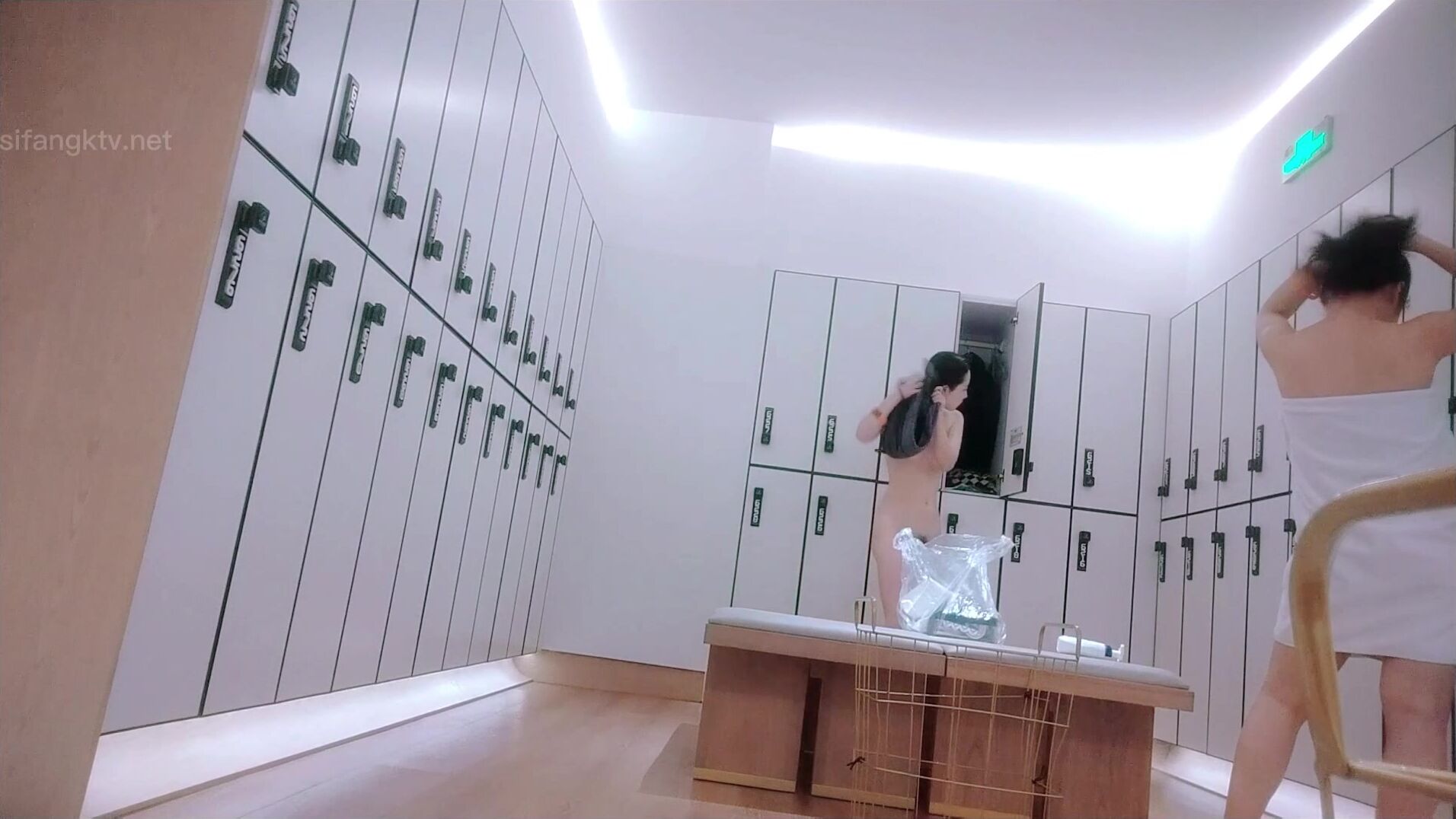 大神买通妹子去国内温泉洗浴中心偷拍 几个身材火爆的少妇洗澡换衣服