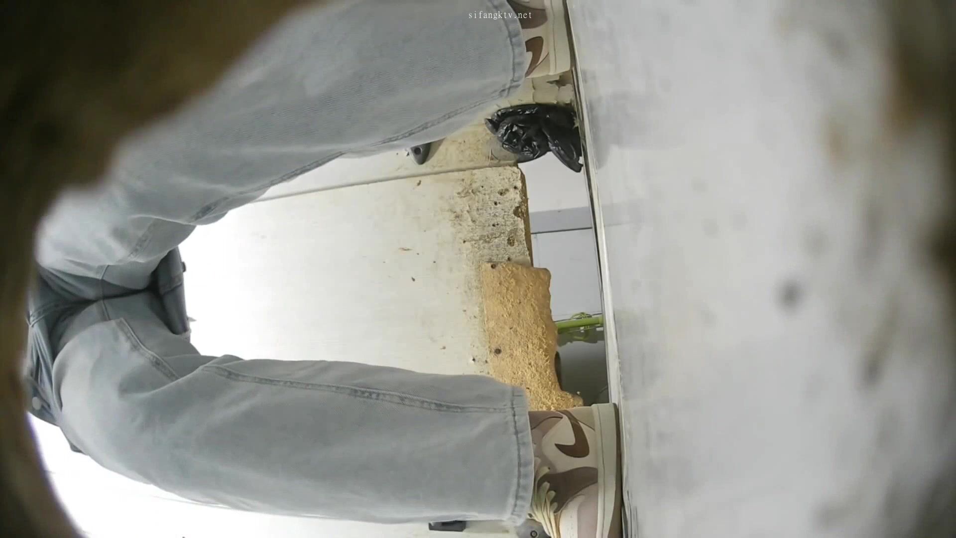 商场女厕全景偷拍两个美女的肥鲍鱼 卧槽!无意中发现还有一个小伙也在趴下看美女的