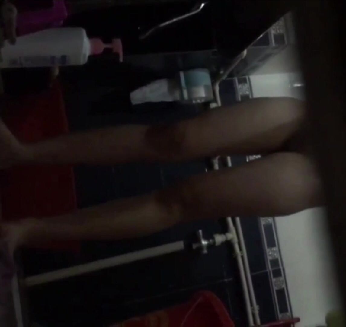 合租房冒死门缝偷窥 身材火爆的少妇洗澡洗鲍鱼