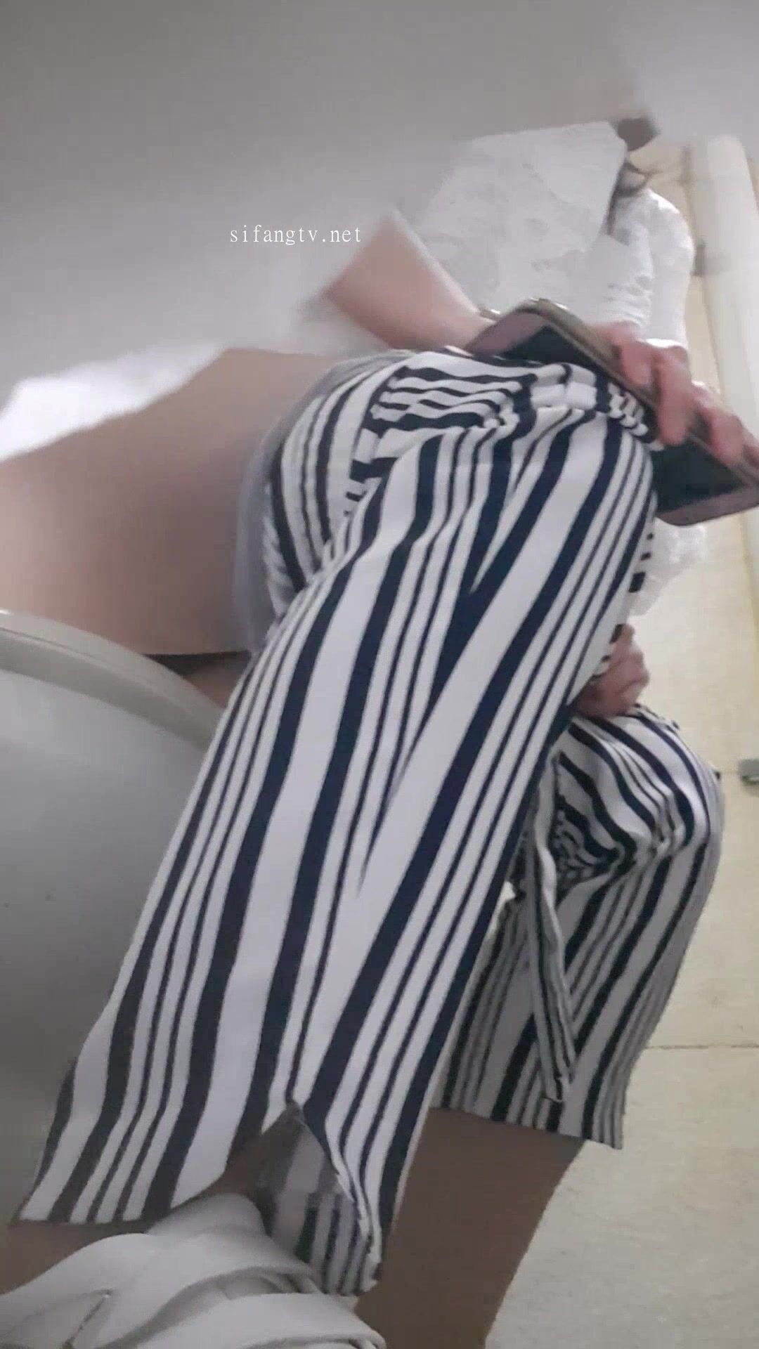 牛B大叔咖啡店女厕暗藏摄像头 偷拍24位美女白领各种姿势嘘嘘