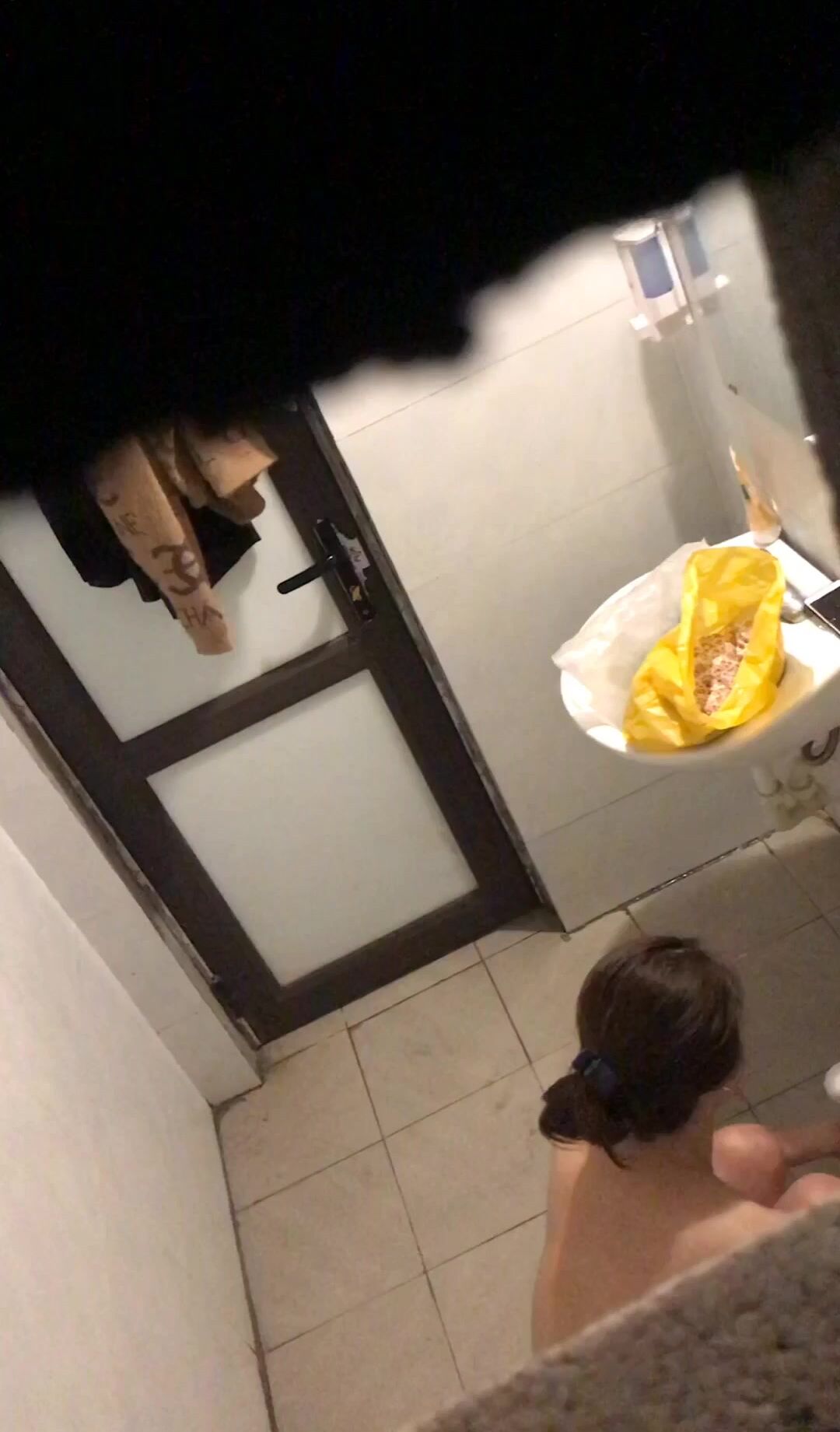 冒死爬墙偷窥身材不错的少妇 洗澡洗鲍鱼差点被发现