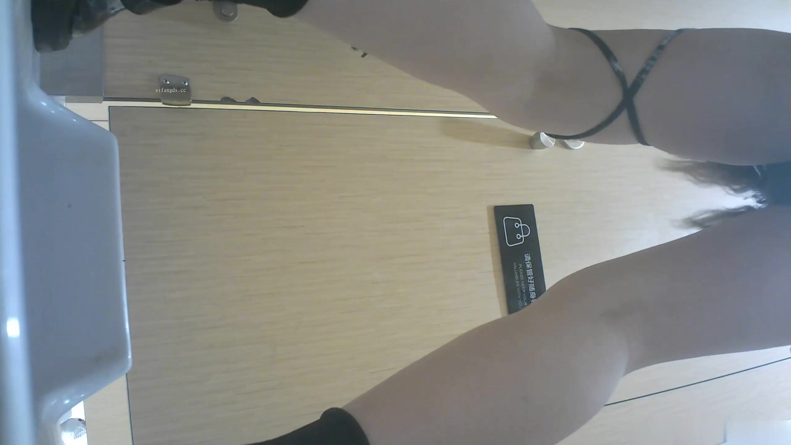 十月最新魔手 外购 精品厕拍《顶级颜值》 酒吧女厕牛仔短裤美女猫着腰尿尿逼逼