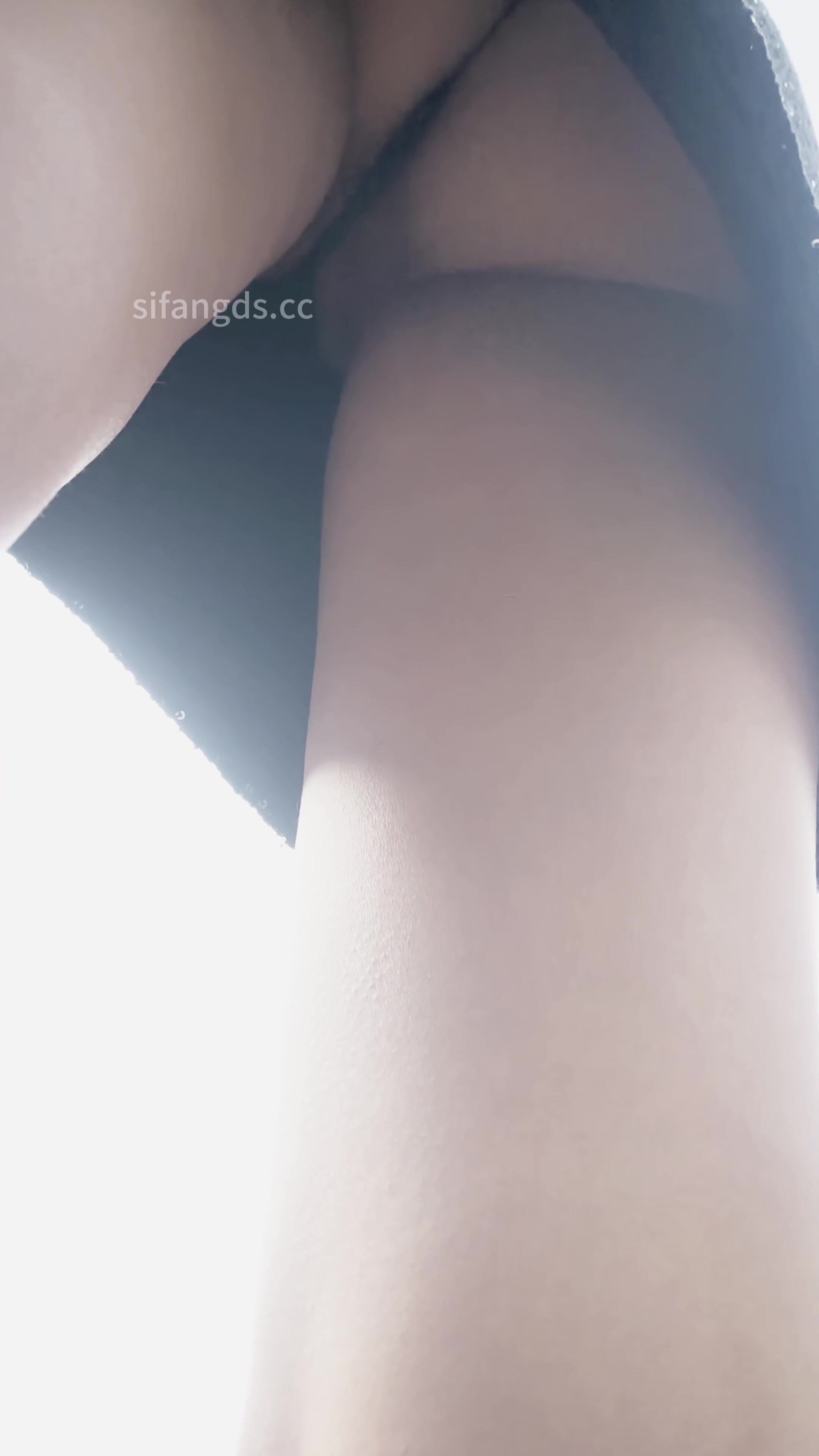 2024年度巨献，这个真的屌，【mccd】，极品骚货，黑色骚丁，包不住B和菊花，极品美女网红打卡地