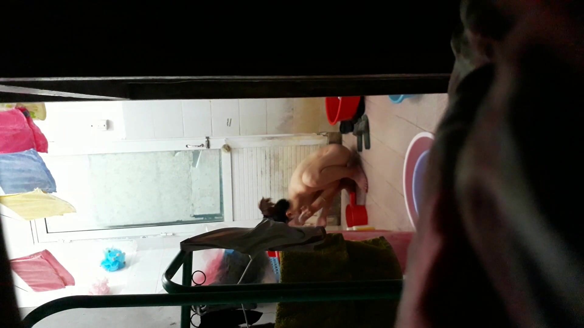 合租房门缝偷窥对门的小媳妇洗澡 白白嫩嫩的身材还不错