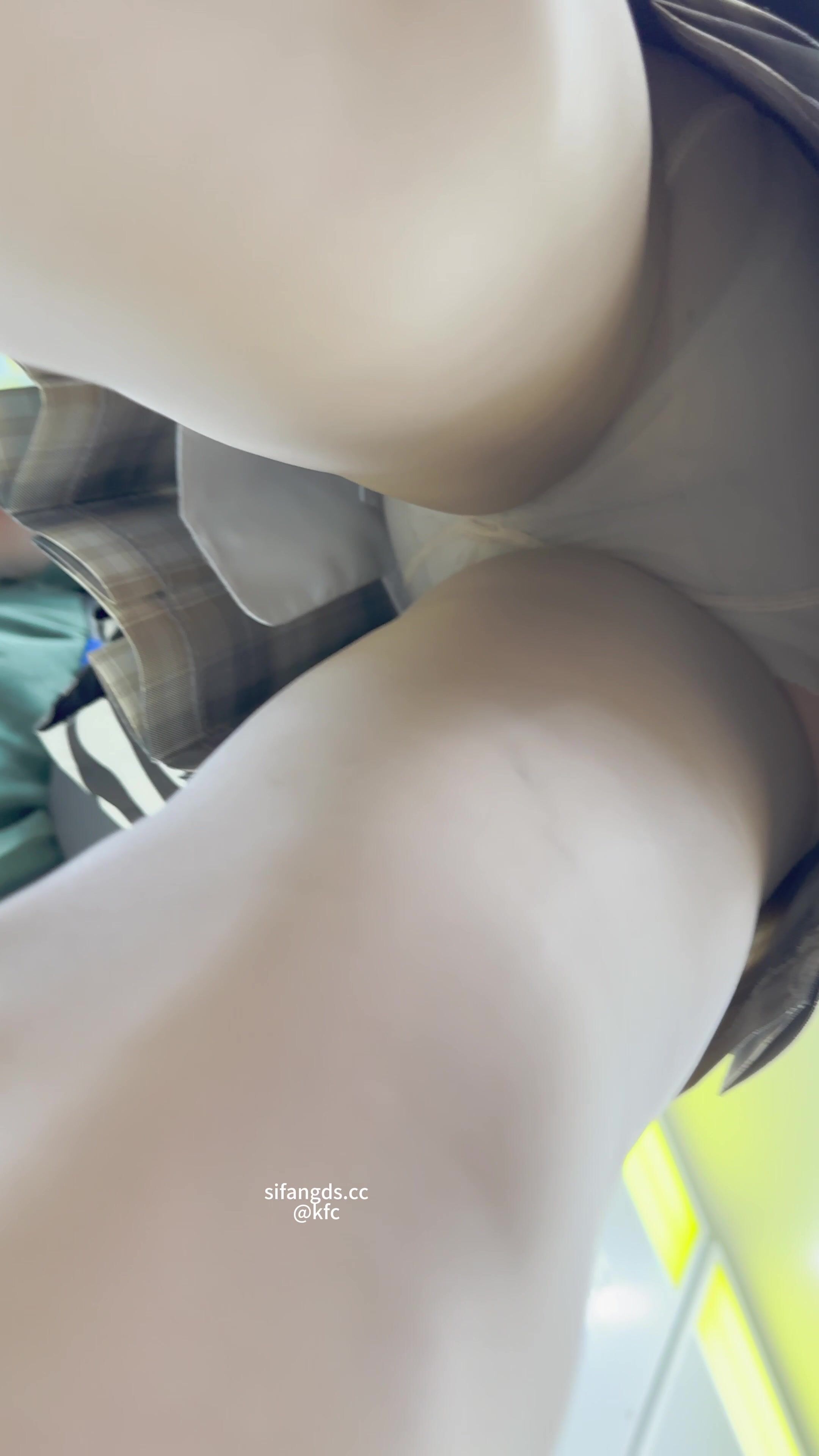 JK双马尾学生妹抓娃娃。肉丝袜白内直接把相机坐掉