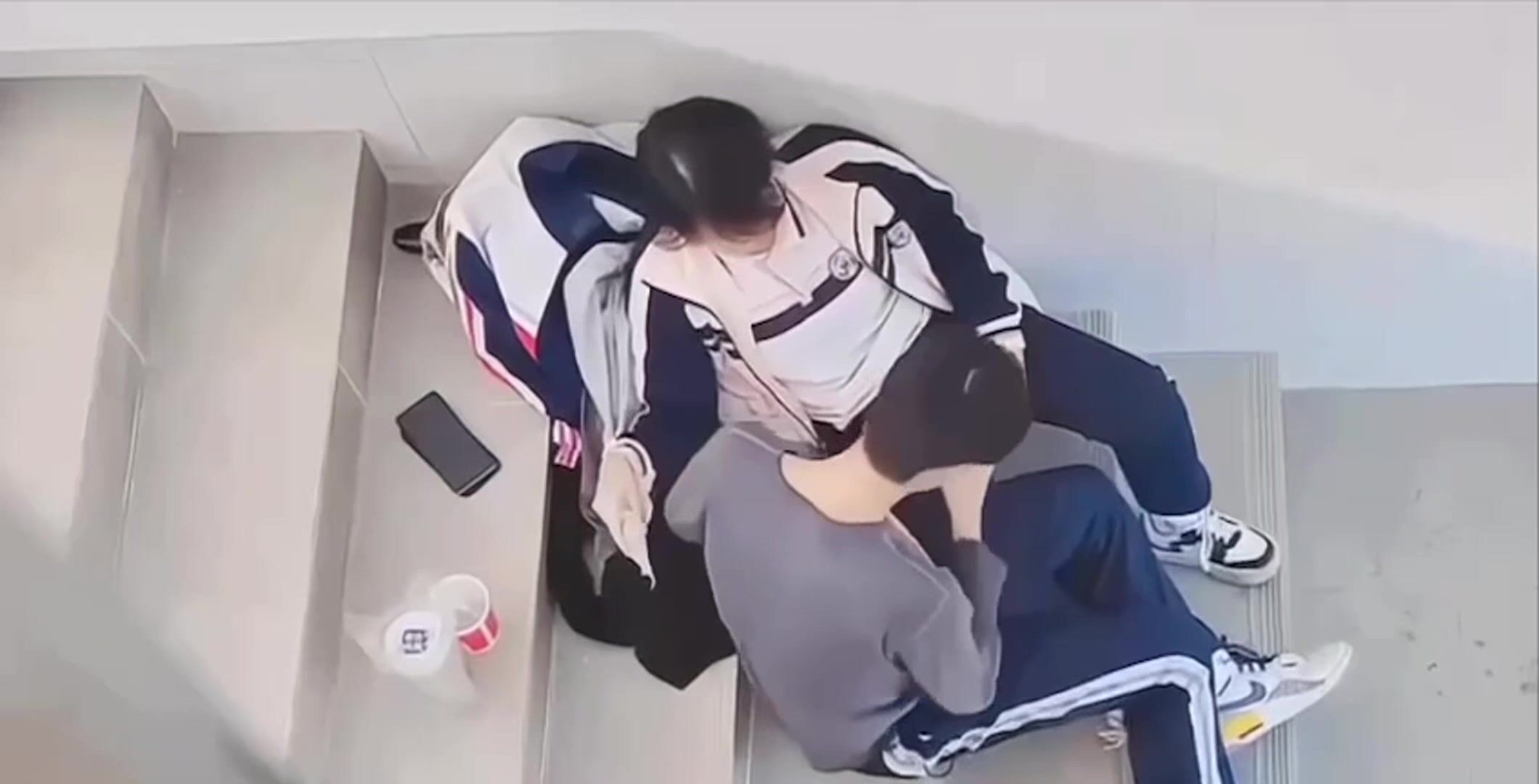 【某某门事件】第280弹 激情年代岁月 学生在楼梯上激情来了疯狂抠逼女的享受至极，搞得都下不去楼了