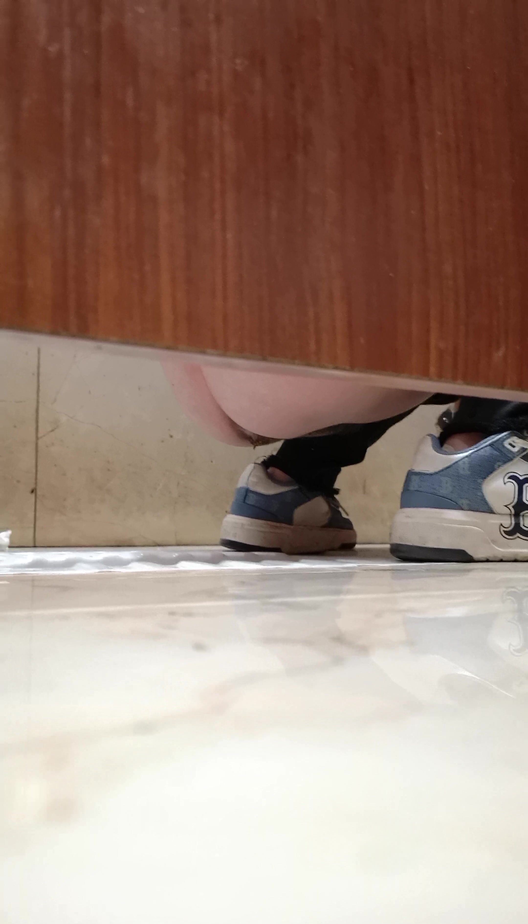 厕拍抄底肉馒头穴口好大