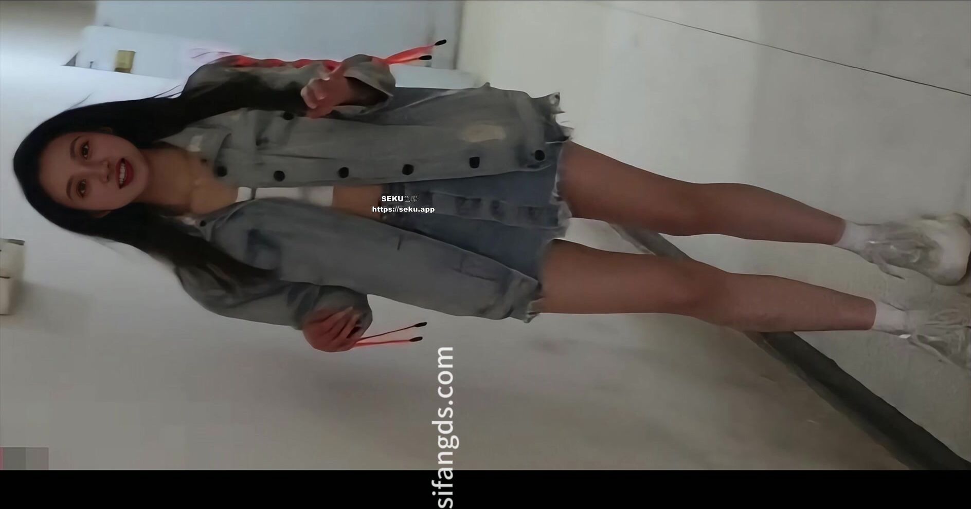 办公楼女厕全景偷拍超极品高挑气质美妞 人美B更美