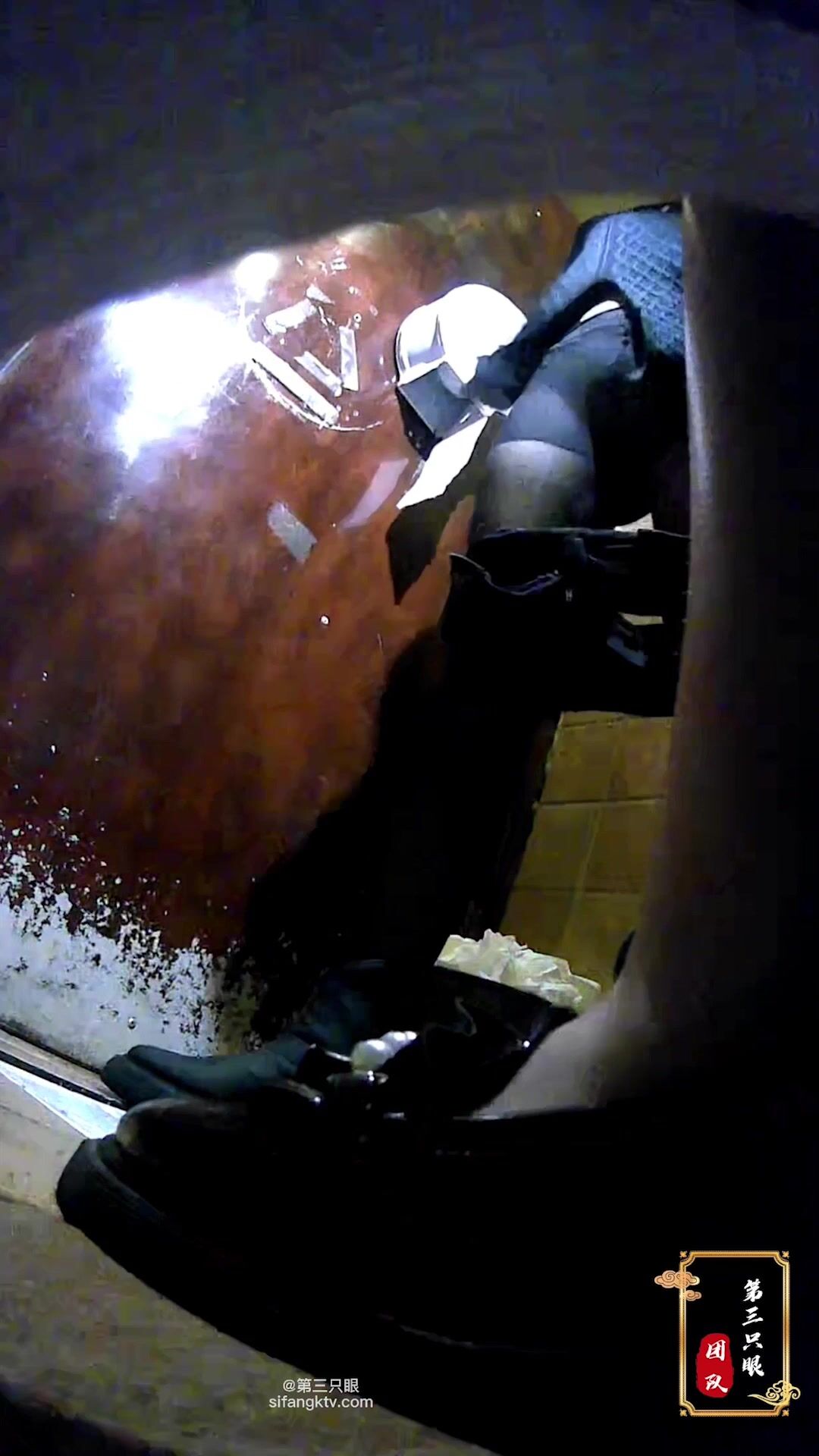 酒吧女厕全景偷拍多位漂亮的小姐姐 各种各样的美鲍鱼