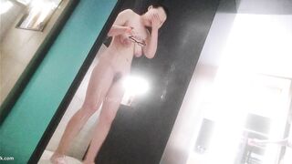 洗浴中心花重金雇佣内部员工偷拍 几个白白嫩嫩的大奶子少妇