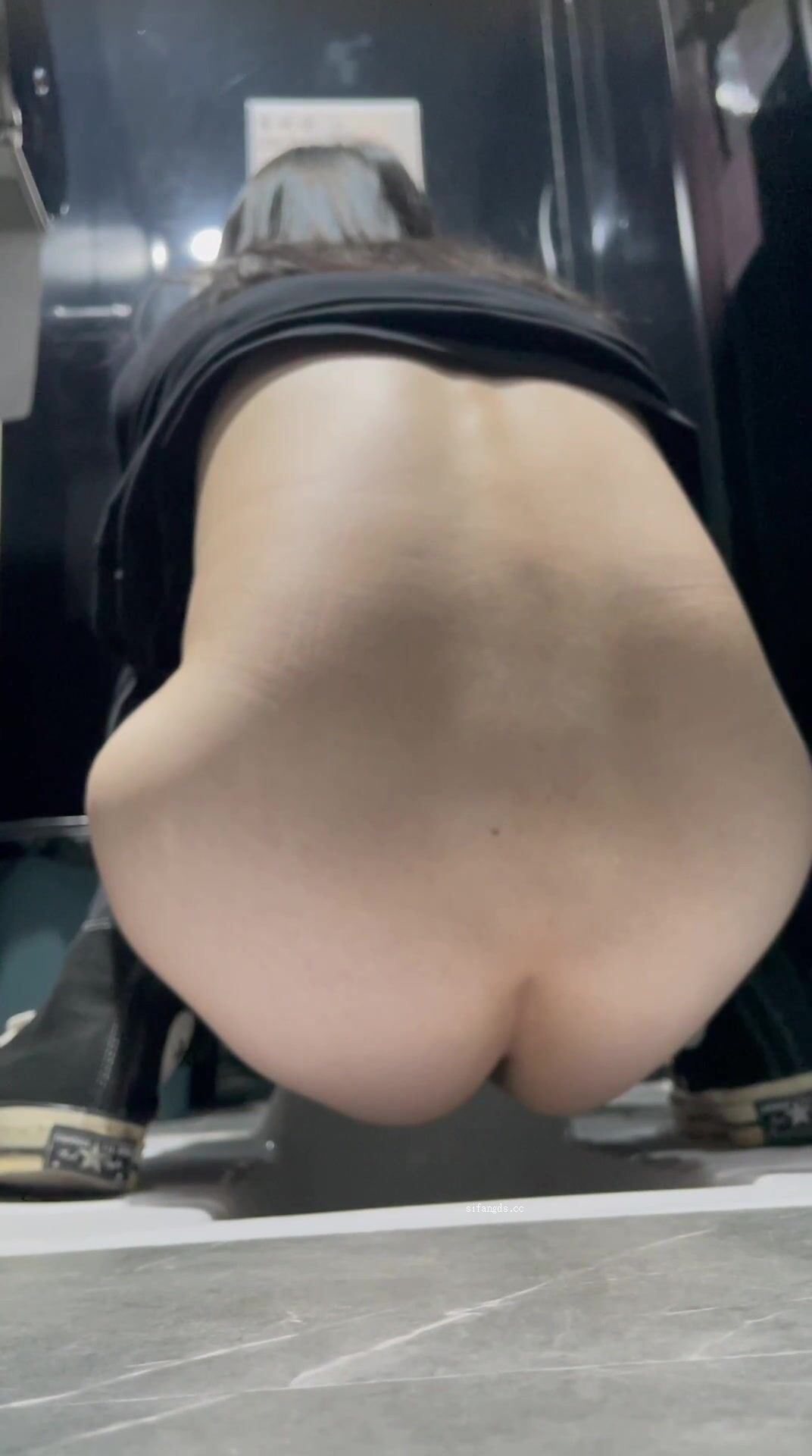 女厕全景偷拍美女白领嘘嘘 各种美鲍鱼完美呈现