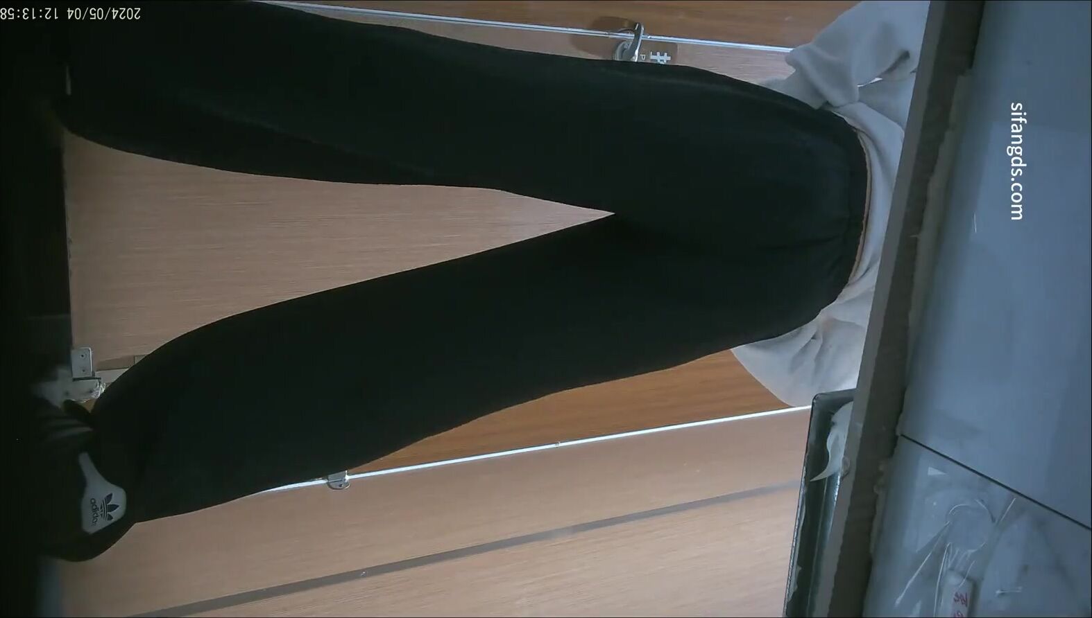 十月新流出厕拍大神潜入旅游景区游乐场 全景露脸后拍游客尿尿逼逼粉嫩的气质眼镜宝妈