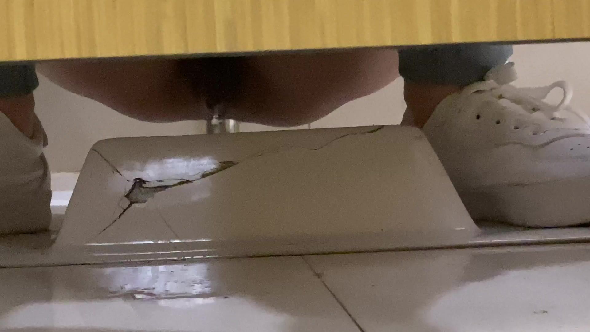 大神手持厕拍 潜入电影院隔板女厕偷拍几个美女尿尿憋了很久的长靴美女