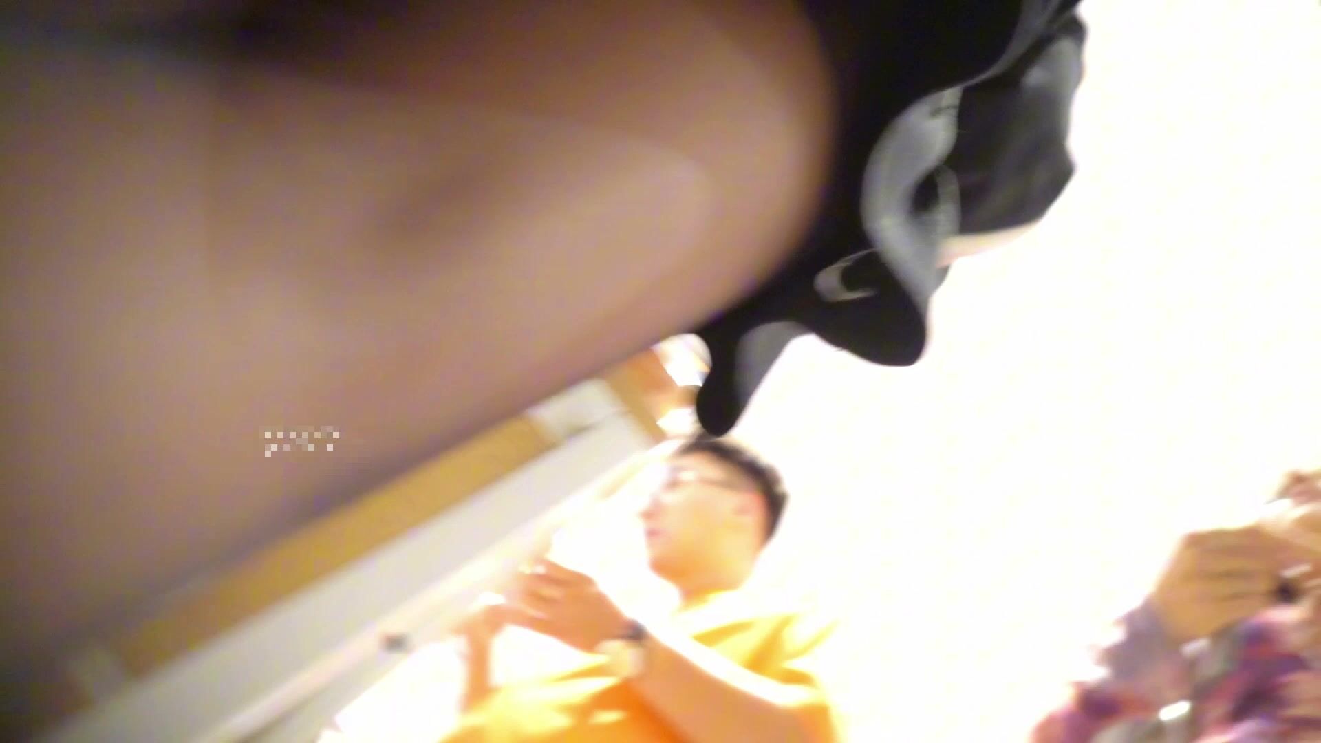 黑裙美少妇和老公逛商场真空无内出门整个肥臀一览无遗诱人美缝让人想进入一探究竟