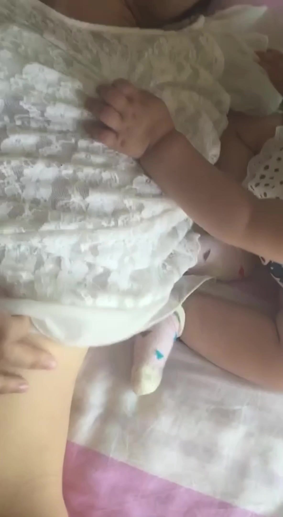 -父子齐上阵 我艹逼来你吃奶奶，狂艹小娇妻，儿子在一旁吃奶奶，超级刺激