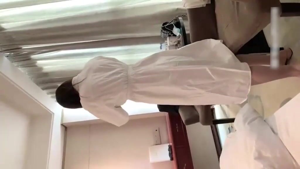 火辣身材D杯美乳妹妹，到酒店床上淫荡的很，被操的时候还吐舌头望着诱惑我