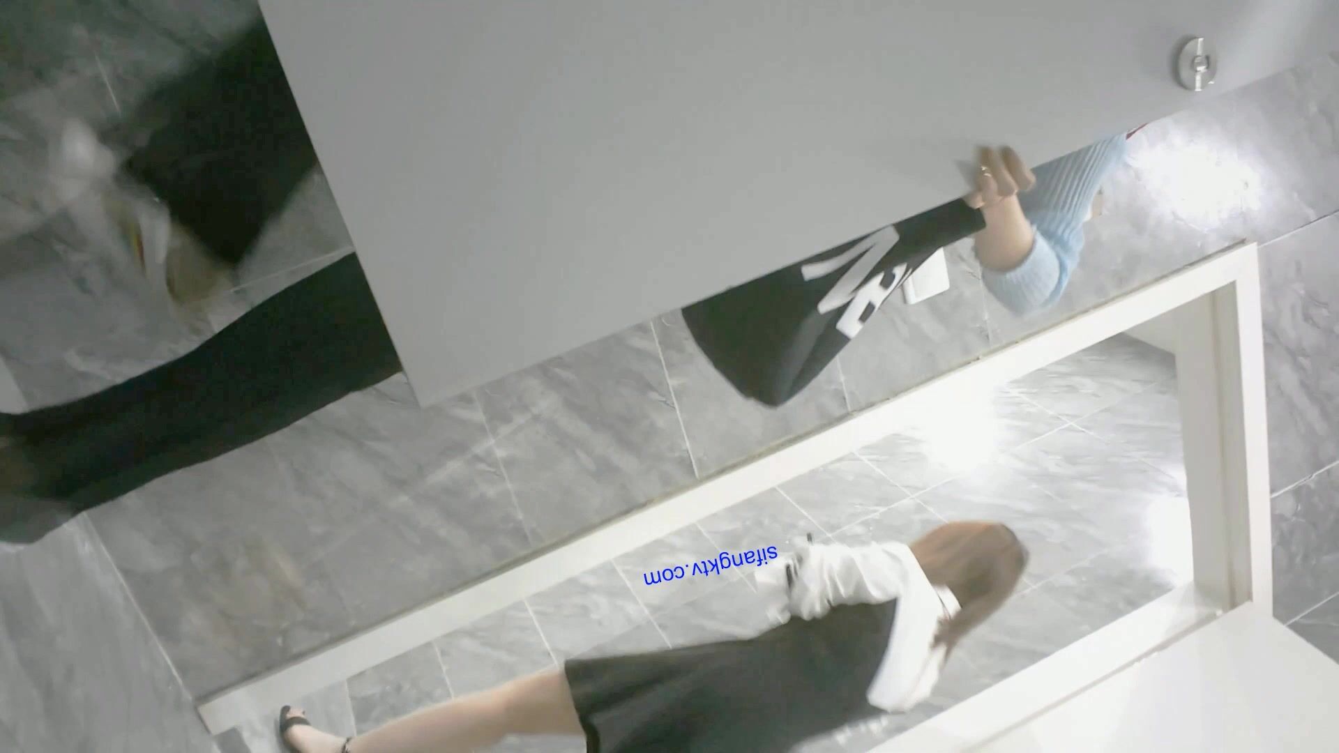 写字楼女厕蓝衣黑裤闷骚型靓妹 性感的黑色情趣内中间开窗全是毛