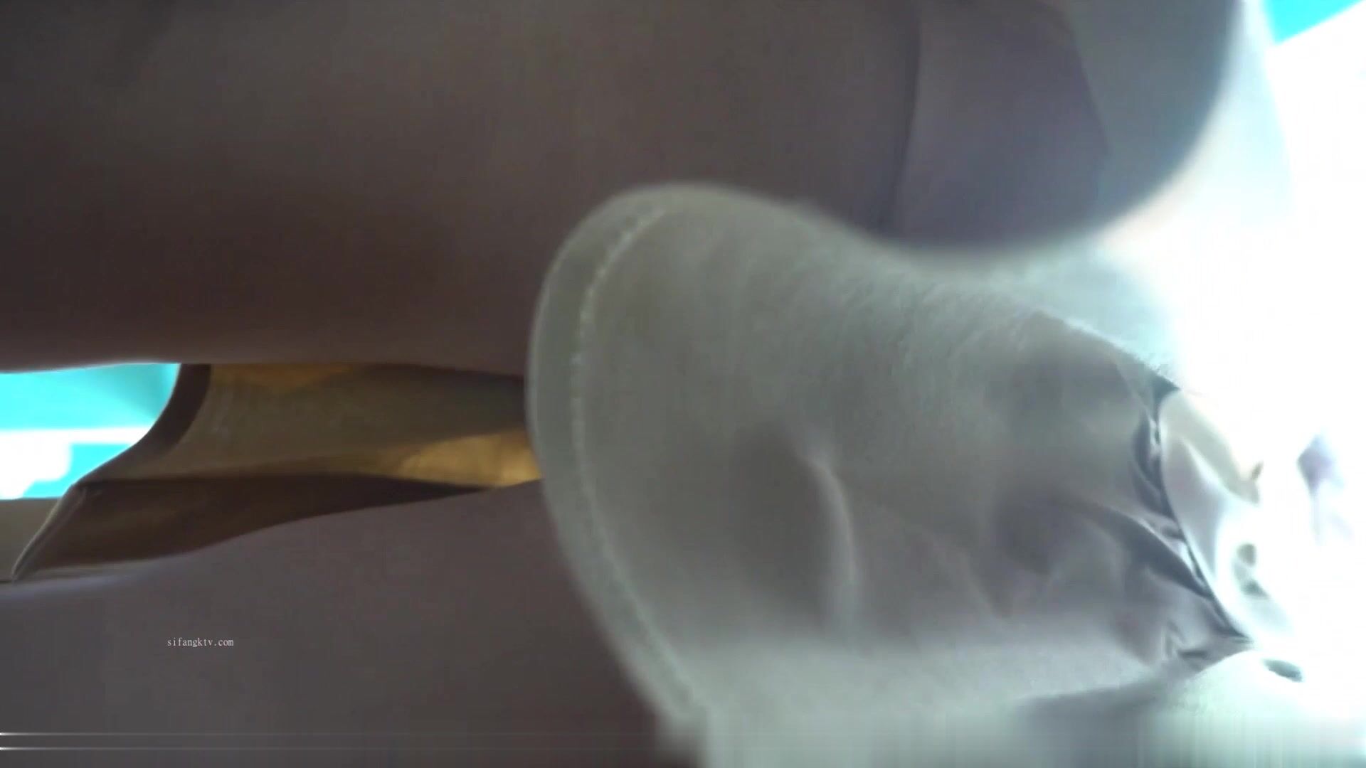 大神尾随偷拍 戴着帽子的连衣裙气质美女穿的白色蕾丝边前后微透的内裤前面比较紧逼痕迹明显两侧都有毛露