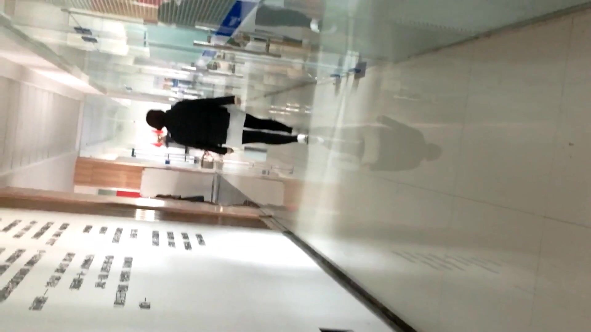 办公楼尾随红长发黑打底眼镜美妇 被磨得无毛馒头穴外张着馋人