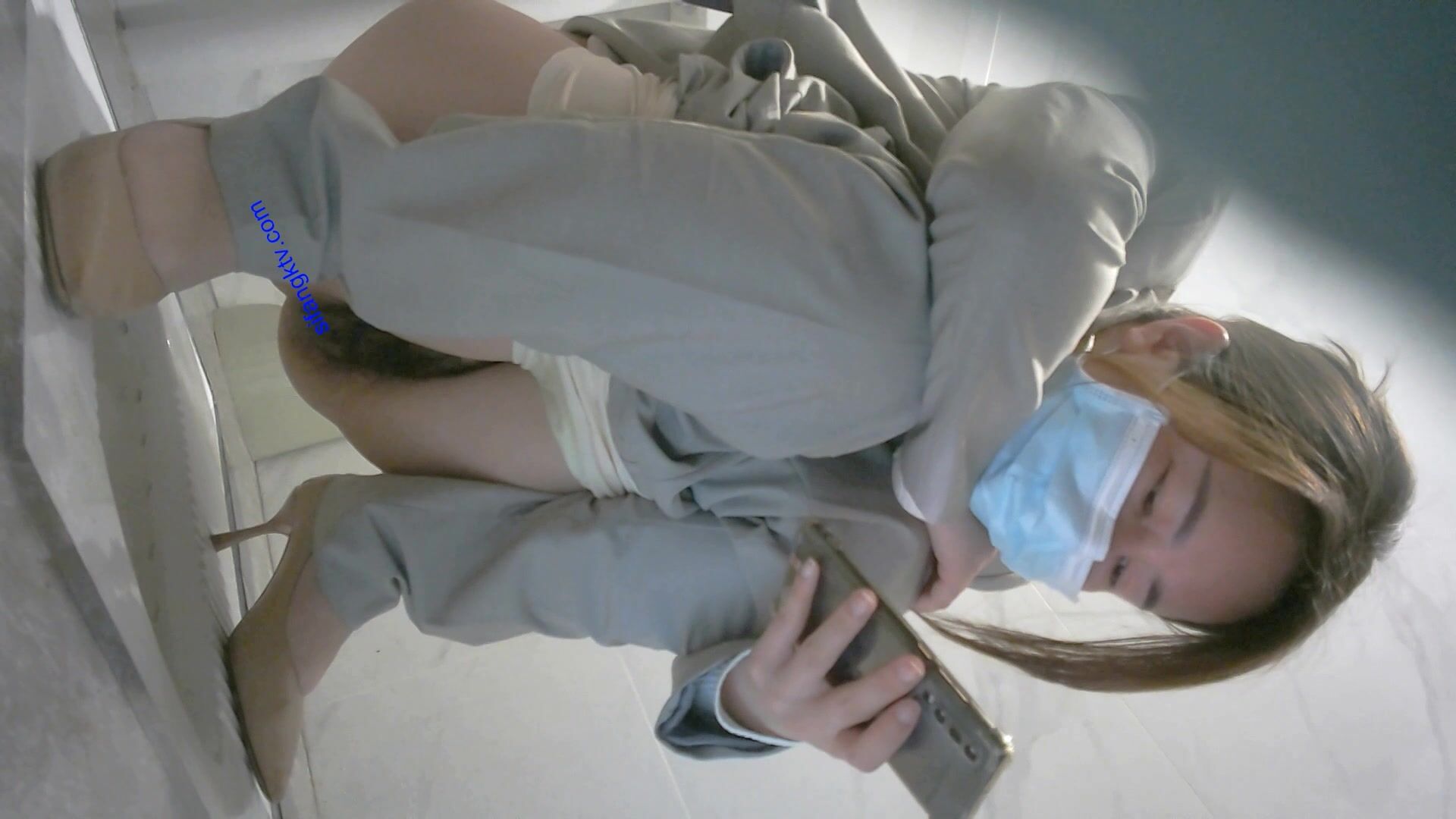 写字楼女厕白制服米高跟绝美丽人 洁白的肌肤和红嫩肥穴让人抓狂.