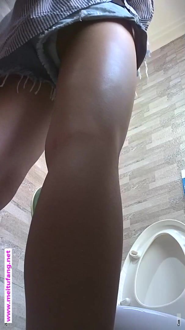 女厕全景偷拍美女嘘嘘 全是饱满的肥鲍鱼好想尝一尝什么味道