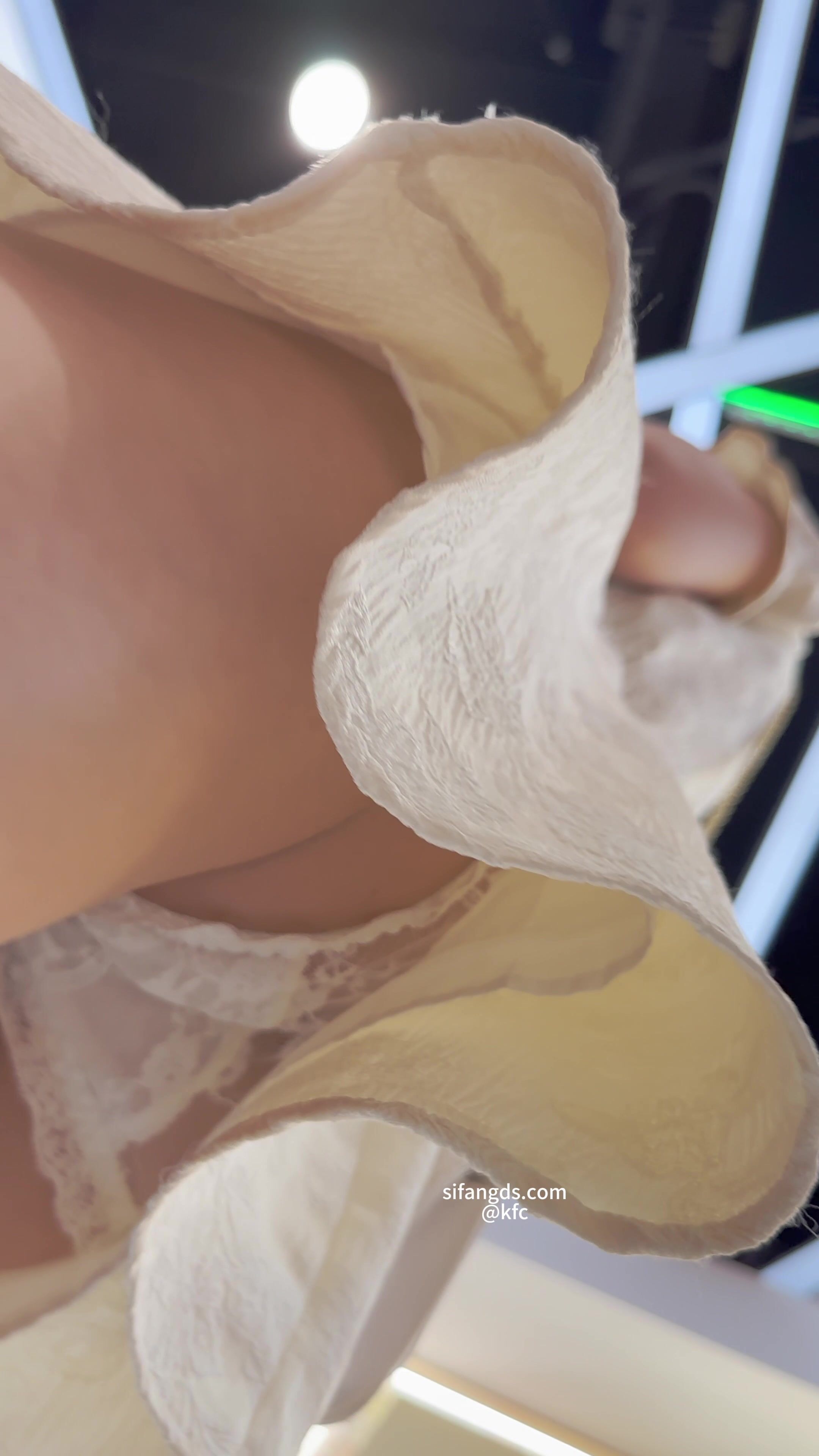 美女学生妹和妈妈逛街，蕾丝半透明内内，翘屁股CD