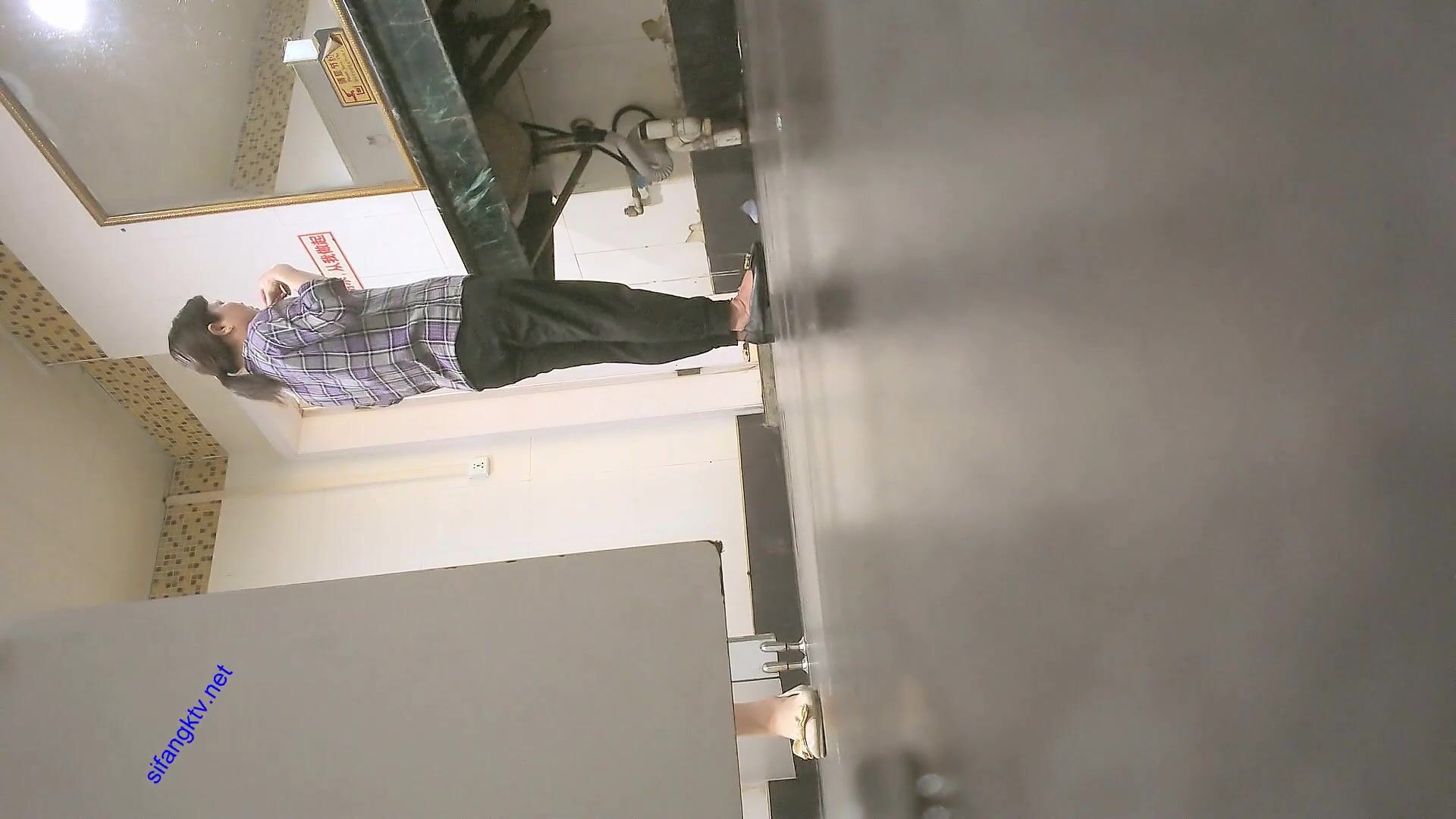 办公楼女厕全景偷拍多位美女职员嘘嘘 还有一个不多见满是褶子的海螺B