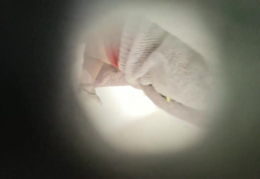 十一月最新流出 手持厕拍猫眼原创 差点被一个美女发现吓得我手机差点掉下.