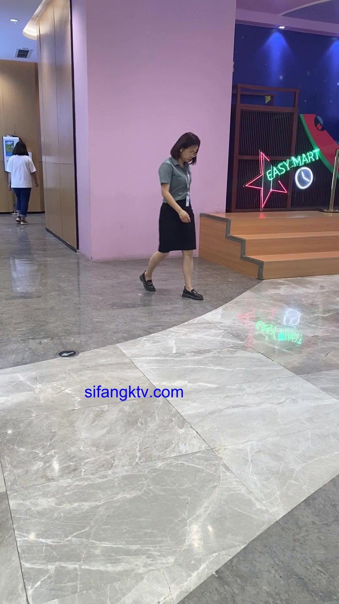 商场女厕全景偷拍几位少妇嘘嘘 肥美的大鲍鱼完美呈现